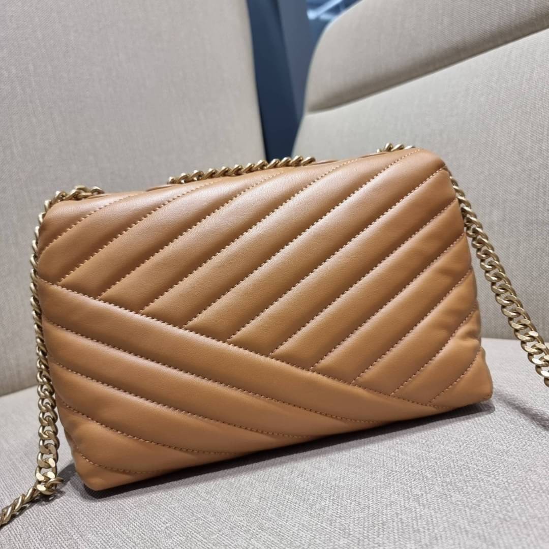 TORY BURCH KIRA CHEVRON CONVERTIBLE SHOULDER BAG (SMALL / MEDIUM) กระเป๋าสะพายรุ่นยอดฮิต ไซส์คลาสสิค ที่ใช้ยังไงก็ดูหรู ดีไซน์เฉพาะตัว วัสดุหนังแกะ สัมผัสนิ่ม เปิด-ปิดด้วยกระดุมแม่เหล็ก ภายในเป็นช่องโล่ง ใส่กระเป๋าสตางค์ มือถือ เครื่องสำอางค์ พาวเวอร์แบงค