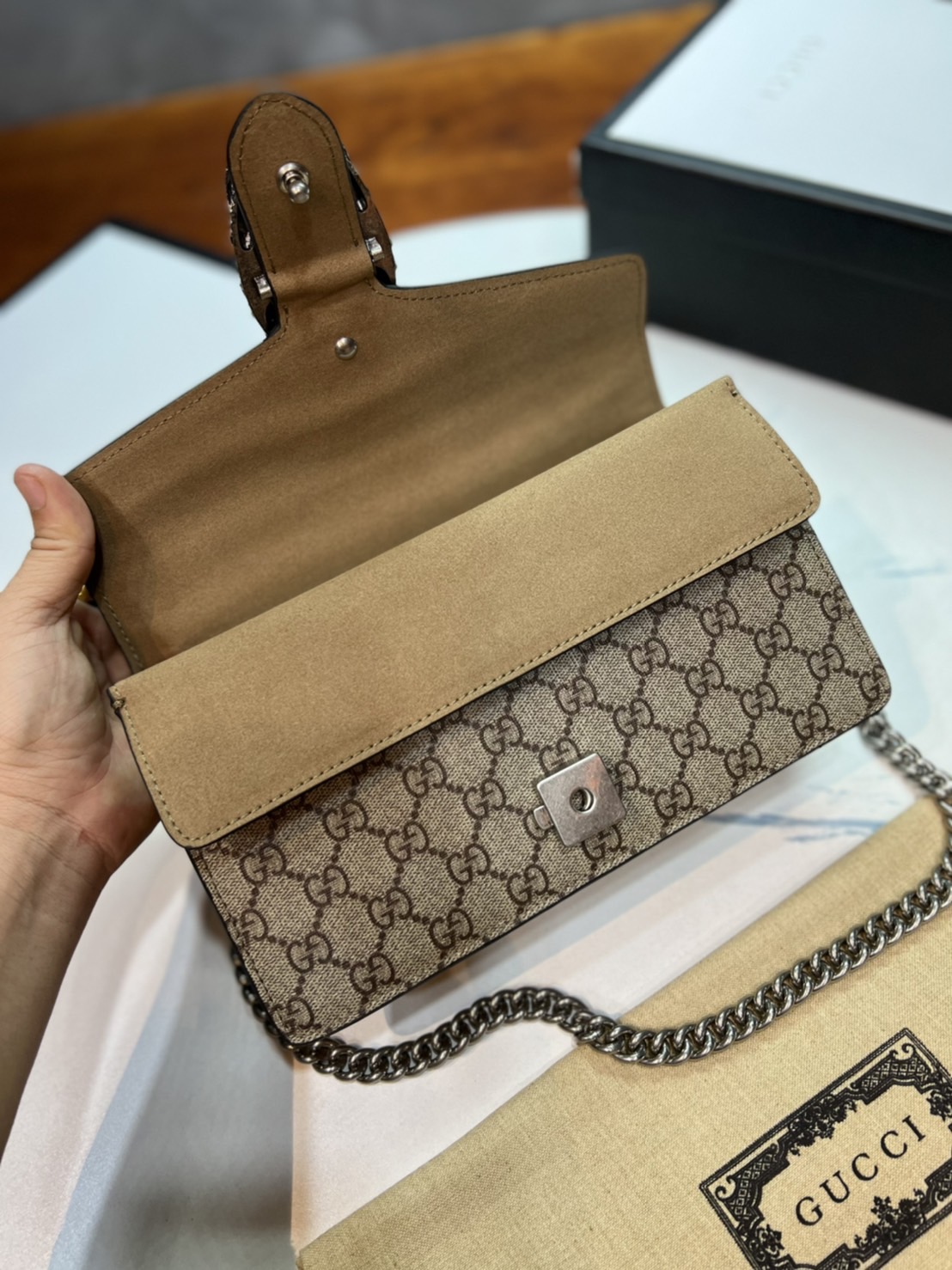 25CM หนังแท้ GUCCI Dionysus GG Supreme mini bag ฮอตไอเท็ม รุ่นนี้ขายดีขายหมด สวยหรู คุณหนู ผู้ดีมาก!! นานๆ มาจะมาน้าา รุ่นหายากค่ะ กระเป๋าสะพายข้าง ดีไซน์อยู่ทรง ขนาดกำลังสะดวกใช้สำหรับสาว วัสดุหนังแท้เต็มใบ ภายในแบ่งสัดส่วนได้เป็นอย่างดี งานจริงดีงาม สาว