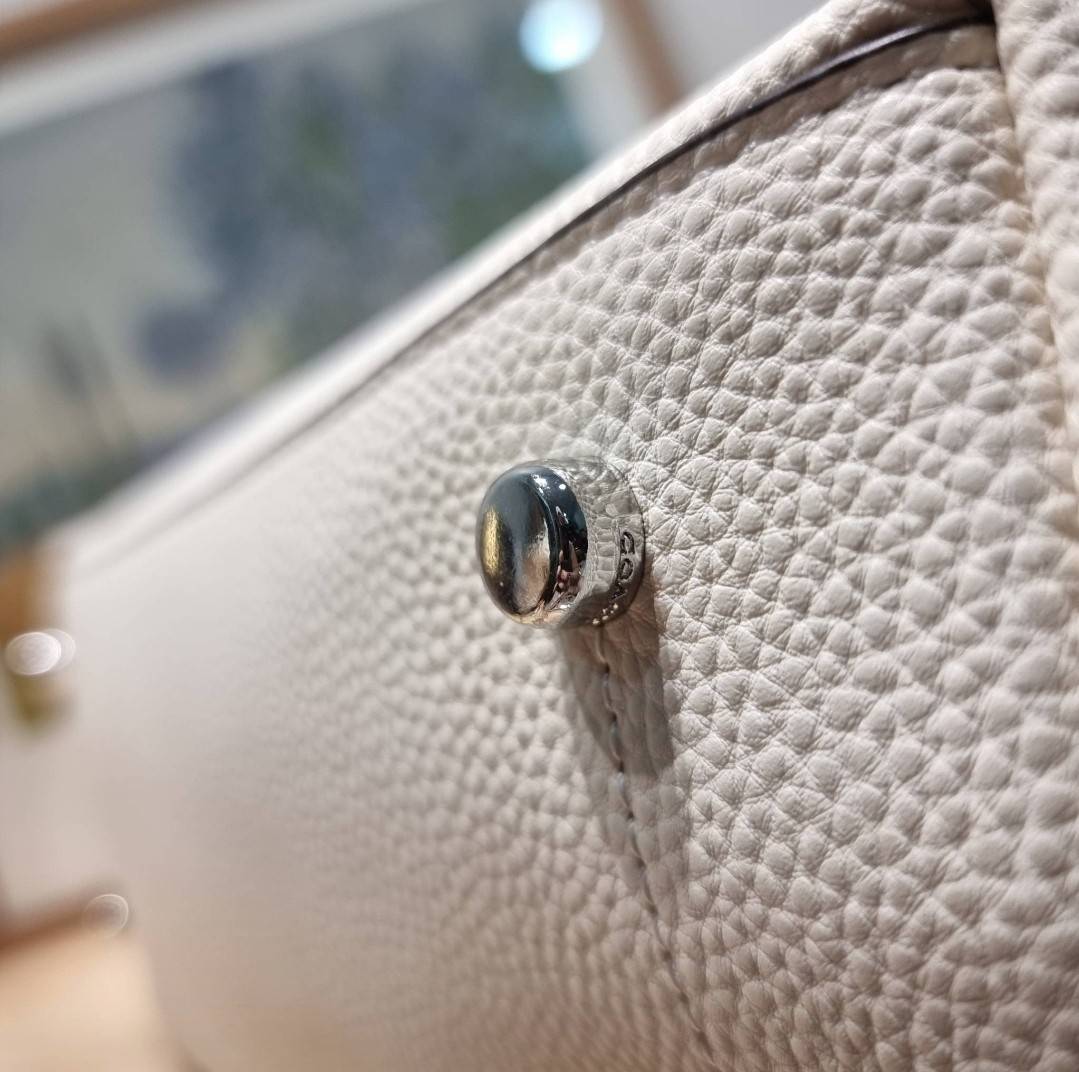 COACH HANNA CARRYALL IN SIGNATURE CANVAS / CH187 / CH195 / CH542 น้องใหม่ เรียบหรู ดูแพง กับกระเป๋าถือ/สะพายทรงสวย คงความคลาสสิค ดีไซน์ตกแต่งสายคาดจับจีบข้างกระเป๋าเพิ่มดีเทล มาพร้อมหูจับในตัว