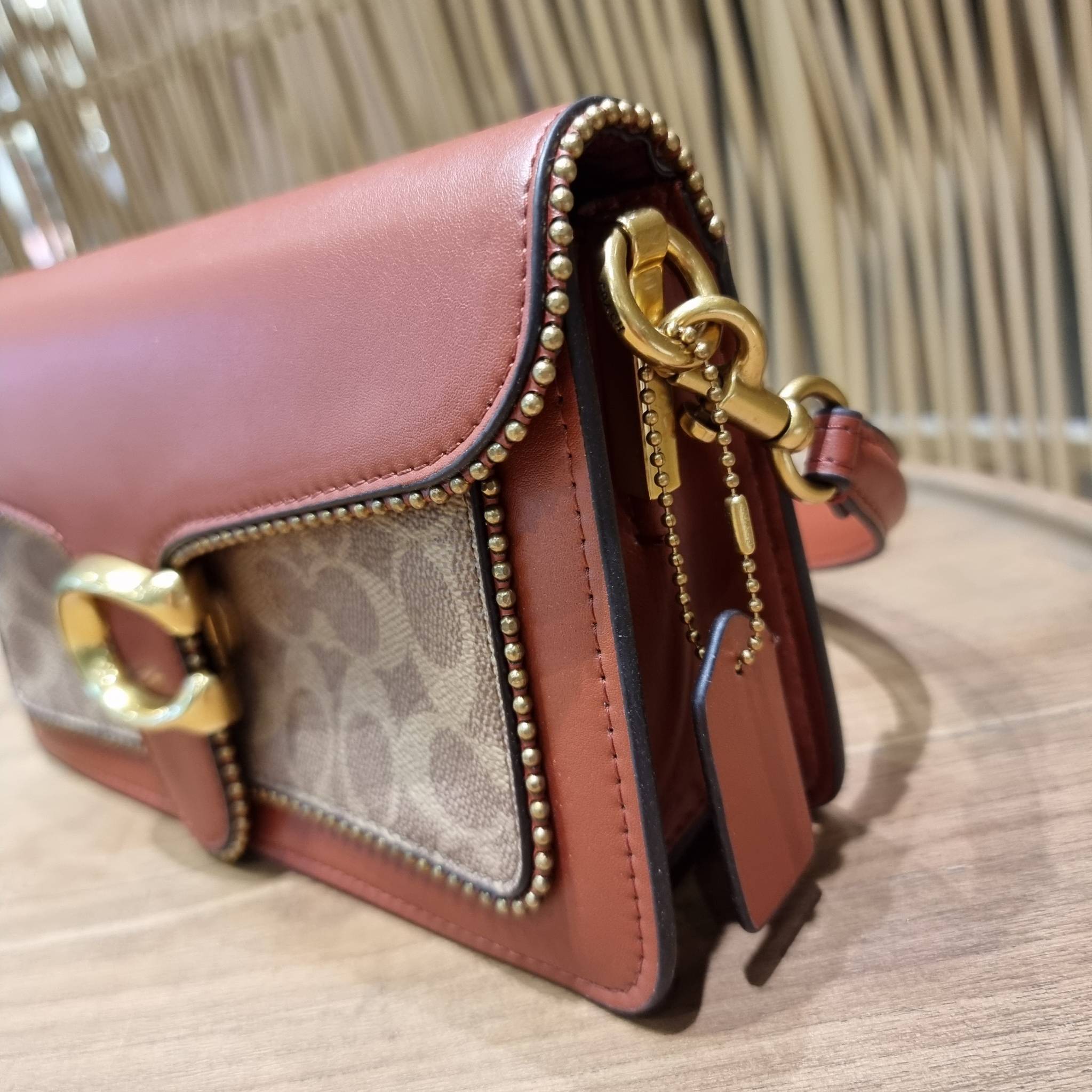 COACH TABBY SHOULDER BAG 26 IN SIGNATURE CANVAS WITH BEADCHAIN (6793,91215) กระเป๋าสะพายไหล่ ดีไซน์วินเทจย้อนยุค สวยคมชัด คลาสสิคใช้ได้ทุกลุค วัสดุหนังแท้สลับหนังแคนวาสเคลือบลาย เปิด-ปิดด้วยแม่เหล็กในตัว รับรองแน่นหนา ด้านหลังมีช่องแยก ภายในเป็นช่องโล่ง ข