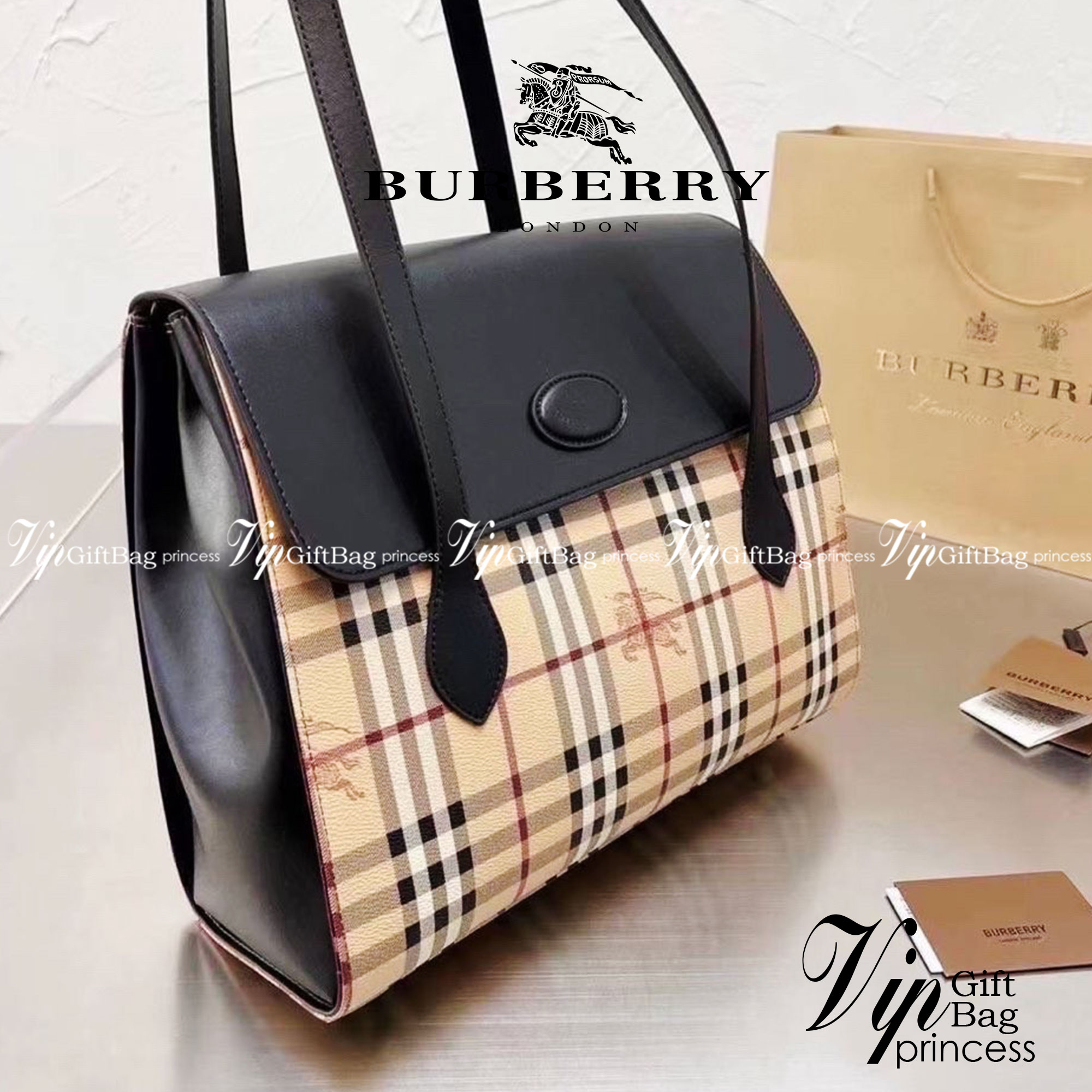 BURBERRY london kelly bag vintage with strap Gift Bag / BURBERRY Messenger Bag กระเป๋าสะพายขนาดที่พอเหมาะกับการใช้ในชีวิตประจำวัน รูปทรงคลาสสิกที่ไม่ทิ้งในเรื่องของคุณสมบัติการใช้งานลวดลาย Vintage Check ที่ถือว่าเป็นสัญลักษณ์อันเก่าแก่ของแบรนด์ เสริมทุกสไ
