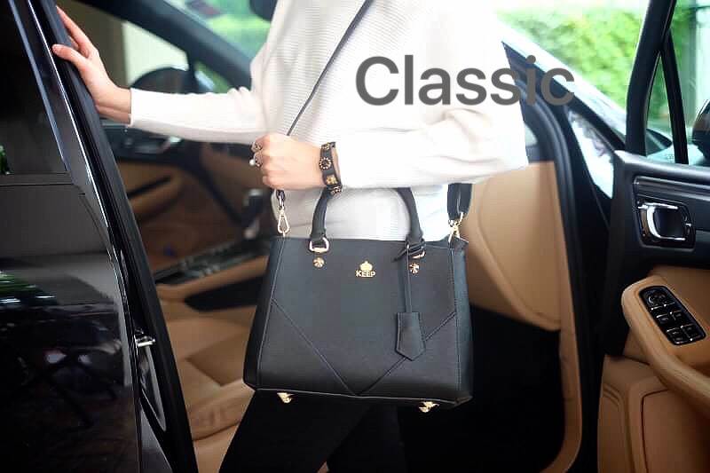 รุ่นขายดีที่สุด 👍 จากแบรนด์ KEEP รุ่น Elegance รอบนี้เข้ามา 2 size ให้เลือกเลยค่า **จุดเด่นที่ >หนังคุณภาพ ลายหนัง saffiano > ถือสะพายเข้าง่ายกับทุกชุด >ทรงสวยมากคะ ขนากกระเป๋ากำลังดีคะ ใส่ กปต ยาว มือถือได้ทุกรุ่น > มีช่องย่อยแบ่งเก็บ