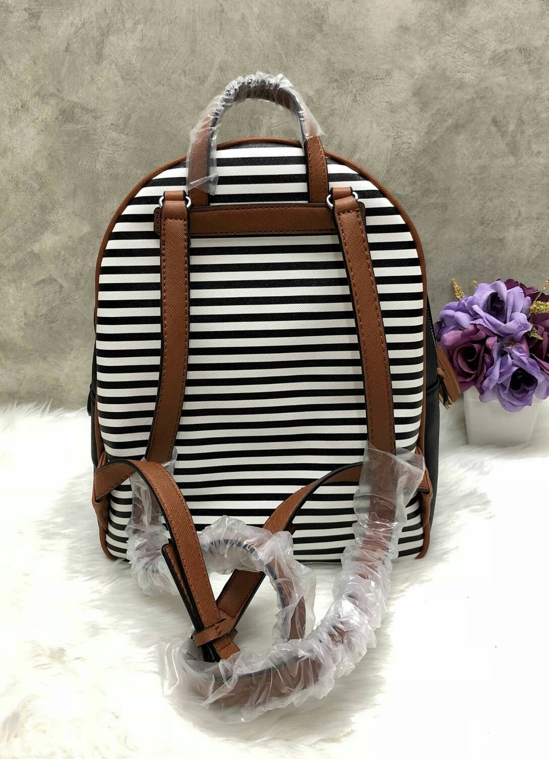 GUESS Women’s Backpack New arrival จากแบรนด์ GUESS รุ่นหายากค่ะ - กระเป๋าเป้สะพายหลัง วัสดุหนังลาย saffiano - ด้าานหน้ามี logo brand, มีช่องซิปมาพร้อมพู่สะดวกใช้ - เปิดปิดกระเป๋าแบบซิปคู่ หู้หิ้วหนัง - ภายในกระเป๋าโล่งกว้าง จะได้เยอะค่ะ มีช่องซิปเล็กอีก 1