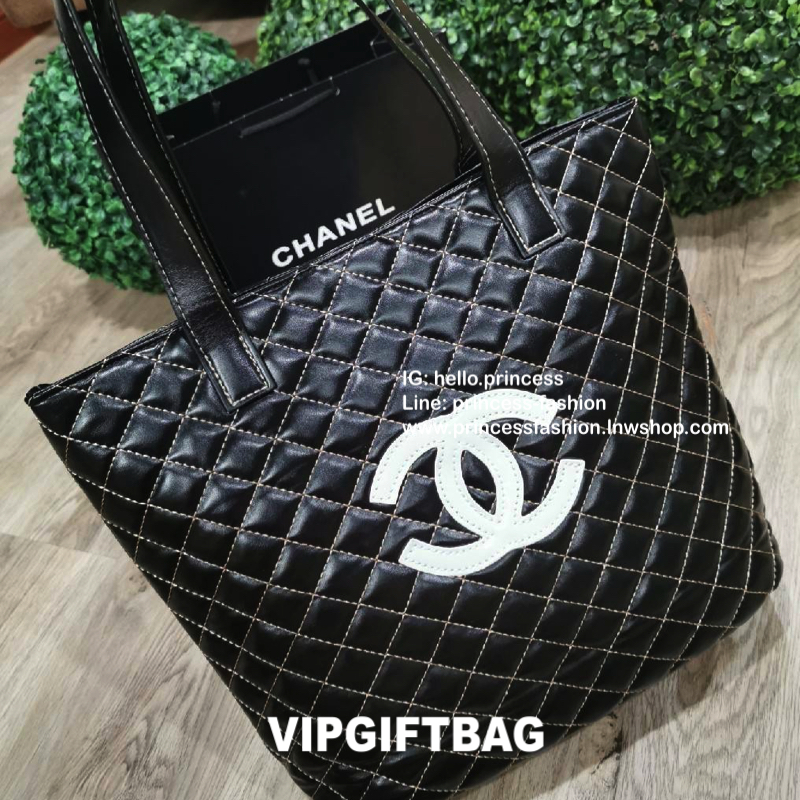 Chanel GWP Tote Bag กระเป๋าสะพายทรง Tote VIP Gift With Purchase (GWP) Limited Edition พรีเมี่ยมกิ้ฟของแท้รุ่นใหม่ล่าสุดจาก Chanel Cosmetic Counter วัสดุหนังนิ่มเรียบลายตารางอยู่ทรงสวยด้านหน้ามีโลโก้แบรนด์ ขนาดกำลังดี เปิดปิดด้วยกระดุมแม่เหล็ก ภายในโล่งกว้