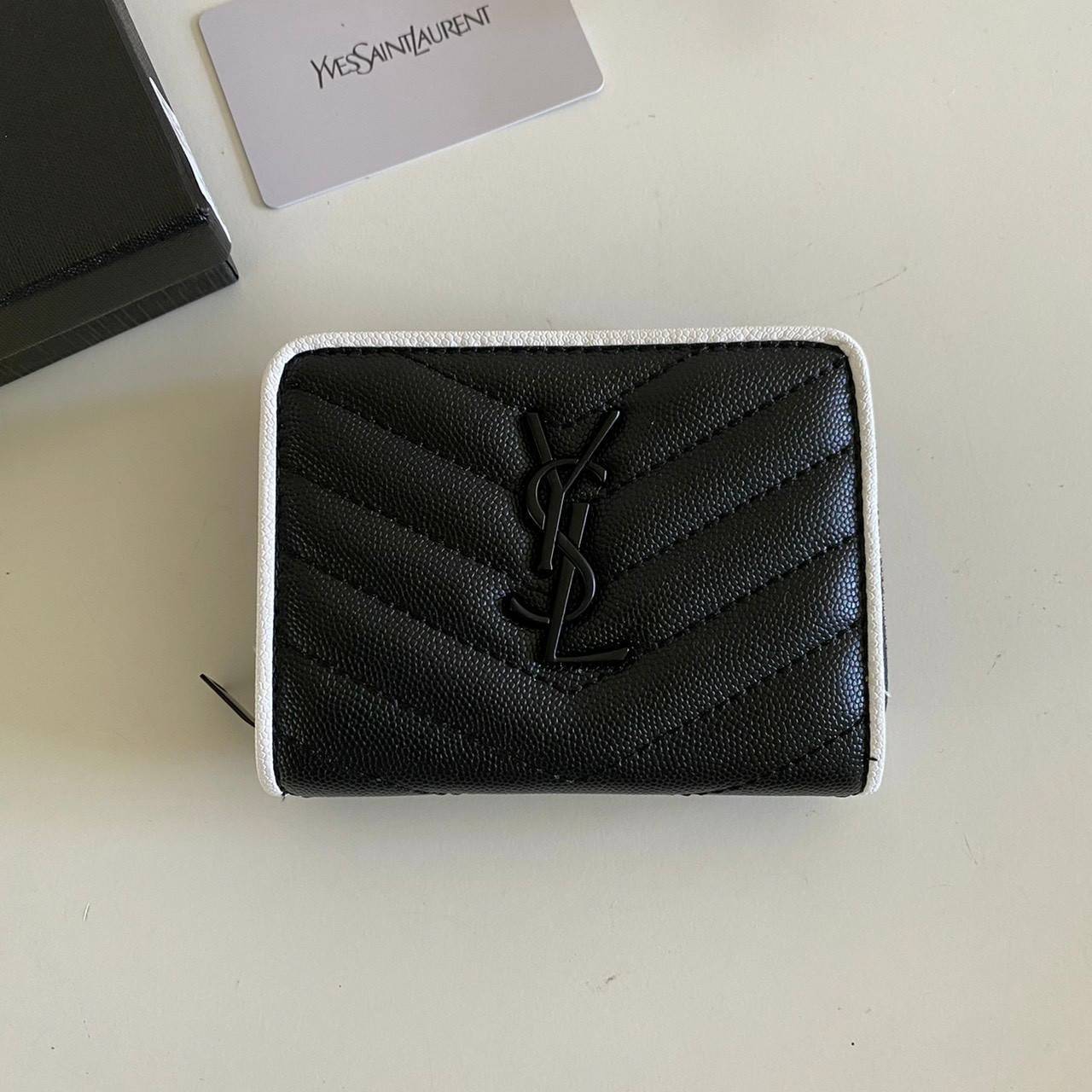 VIP GIFT 】หนังแท้ YSL Saint Laurent monogram compact zip short wallet มาแล้วจร้า ถามหากันเยอะมากๆ กระเป๋าสตางค์ใบสั้นที่ใส่แบงค์ ใส่บัตร ใส่เหรียญได้เยอะสุดๆ มีสองด้านซิปและพับ ใบเดียวครบจบเลย หนังสวยมาก ละเอียดสุดๆ