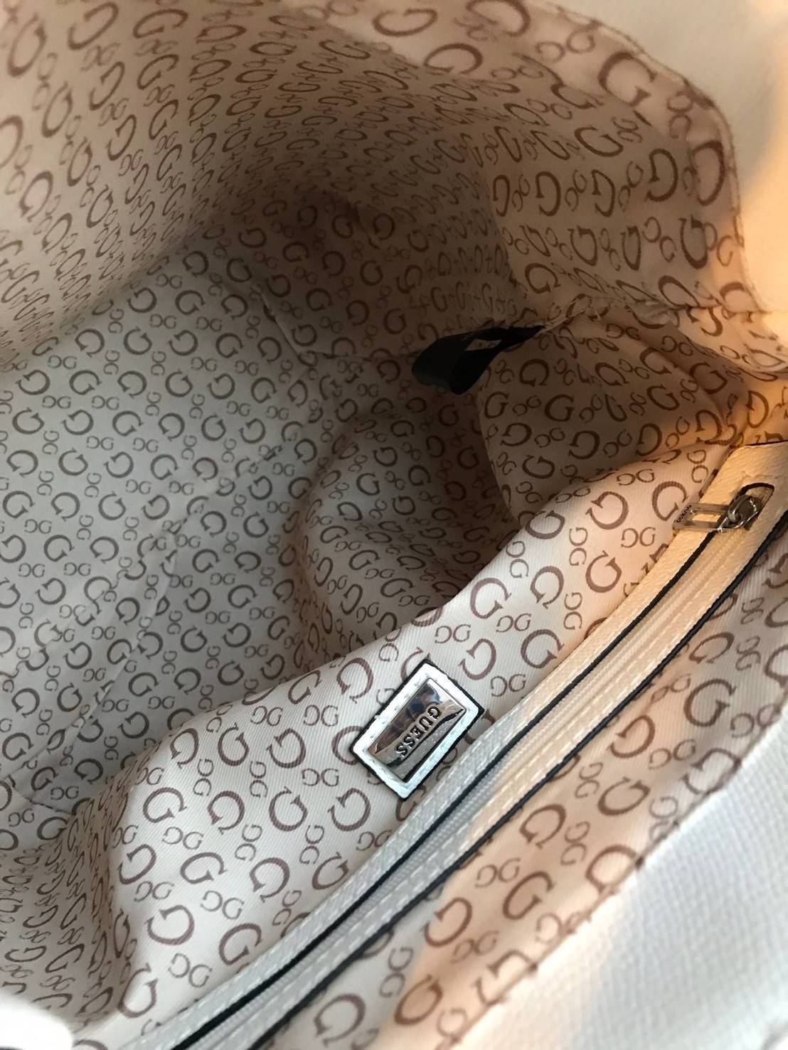 GUESS CASSIA LOGO BACKPACK รุ่นใหม่ชนช้อป!! กระเป๋าเป้สะพายขนาดกลาง ตั้งอยู่ทรงสวย เปิดปิดด้วยกระดุมแม่เหล็ก ขยายปากกระเป๋าได้ด้วยกระดุมทั้ง2ด้าน ภายในบุผ้ามีลายsignatureแบรนด์ มีช่องซิปแยกจากช่องใหญ่ ด้านหลังมีช่องซิปเพิ่มใช้งานได้จริง สายสะพายปรับความยา