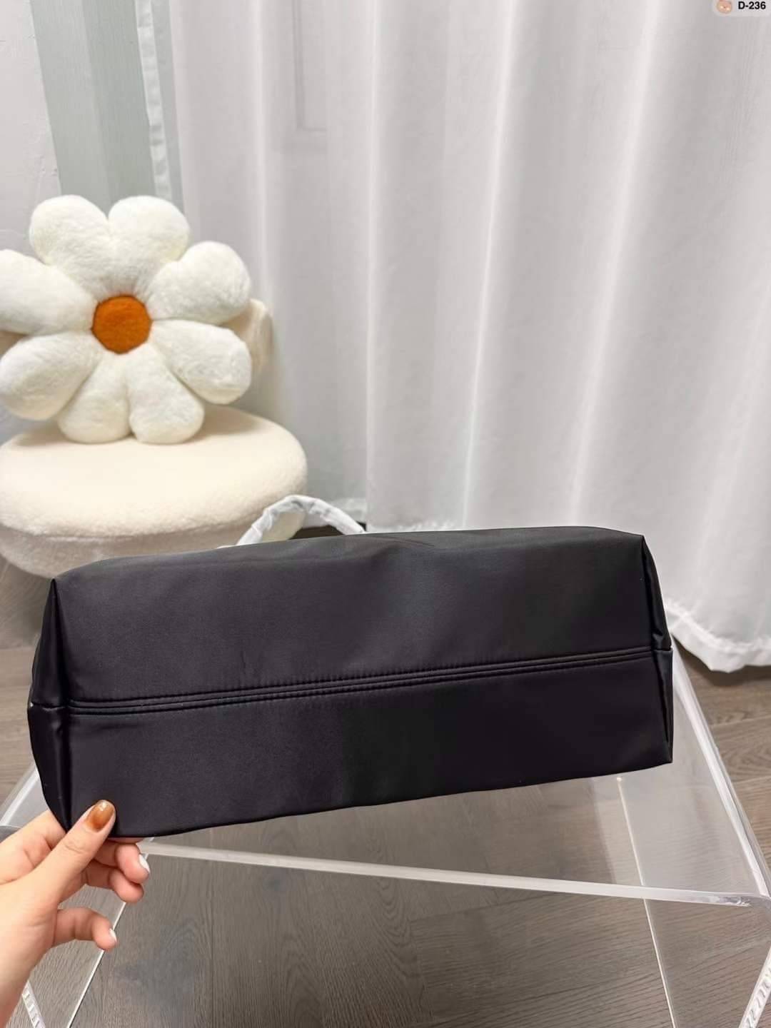 PRADA Tote Nylon Bag / PRADA Shopping Nylon Bag กระเป๋าถือ/สะพายไหล่ ทรงโท้ทใบใหญ่ ภายในโล่งกว้างมาก มาพร้อมหูจับในตัว ใบนี้จุของได้เยอะมากๆ