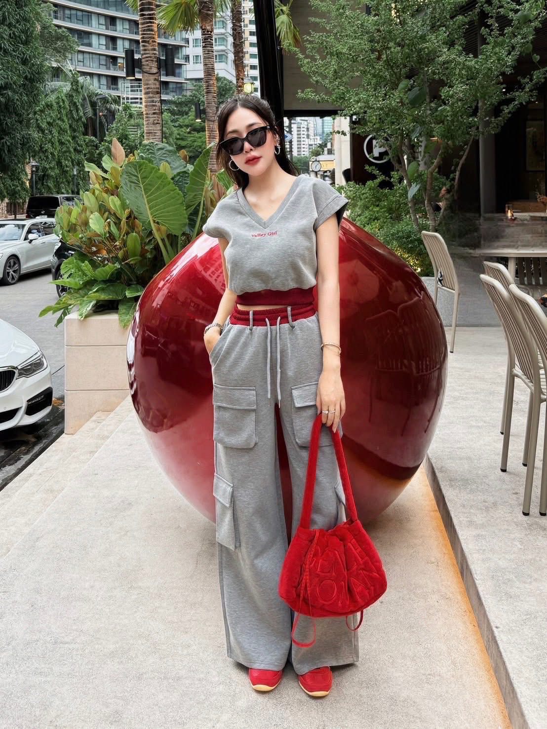 เช่าชุดเที่ยว by Princess 💕A'Perfect เซทวอมเสื้อครอปสีเทาตัดขอบเอวสีแดงขับผิว สีเข้ากันเว่อ ควรจัดค่า