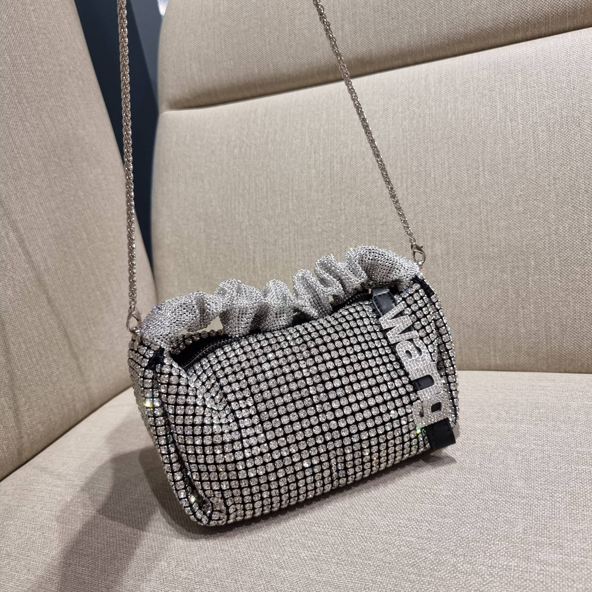 ALEXANDER WANG EXCLUSIVE POUCH IN RHINESTONE MESH ใหม่ล่าสุด เอ็กซ์คลูซีฟไอเท็ม ที่หรูเลิศกว่าใคร กระเป๋าพอชตกแต่งพลอยเทียมรอบใบ ยันหูจับ!! หรูหรา โดดเด่น ดูแพง ด้วยการตัดเย็บเรียงร้อยลงบนตาข่ายเนื้อละเอียด ทำให้ดูดีมีราคางดงามจริงๆ ดีไซน์ทรงพอช ถือใช้งาน