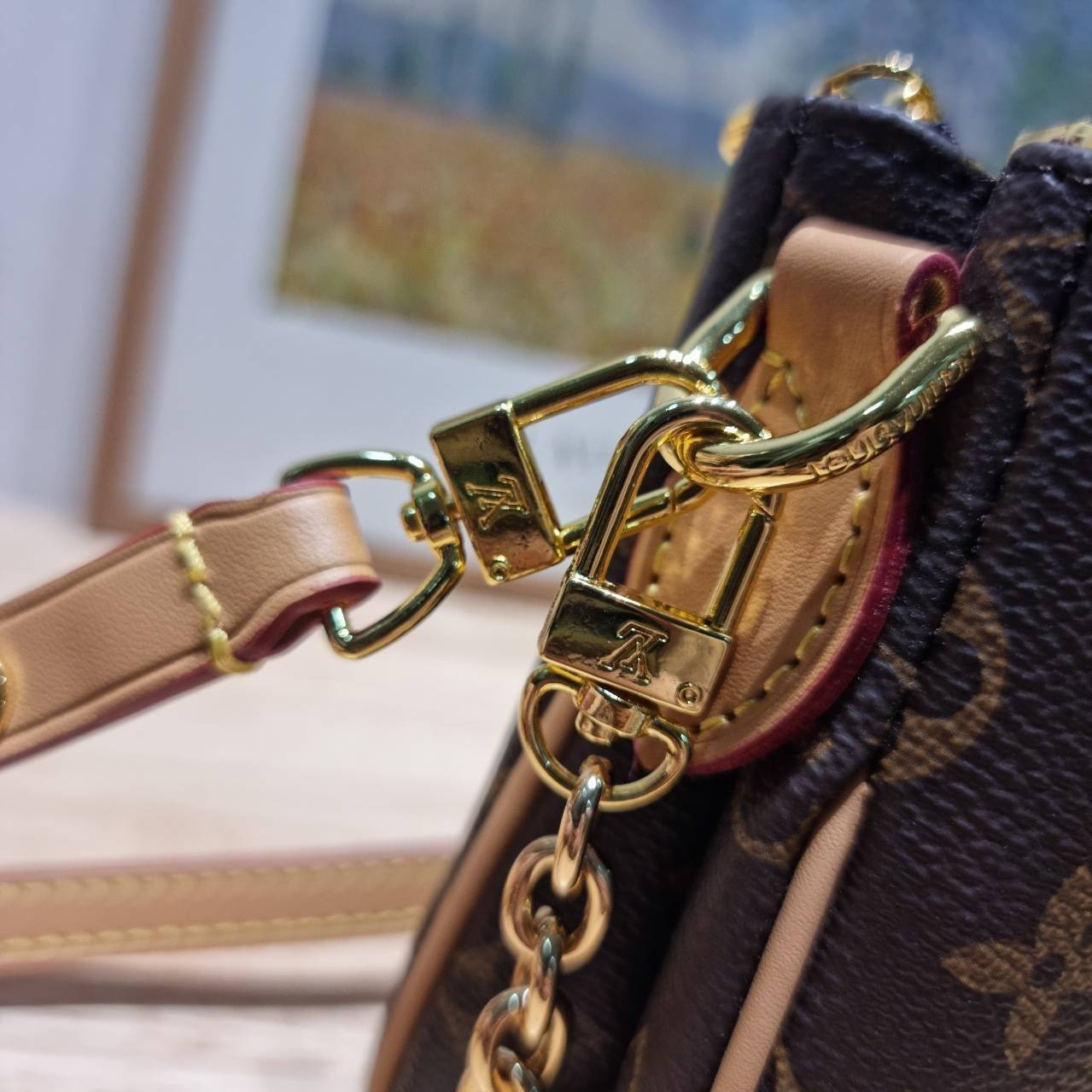 LV liv pochette กระเป๋าสะพายทรงสวย เป็นเอกลักษณ์ ดีไซน์ลวดลายโมโนแกรมเรียบหรู