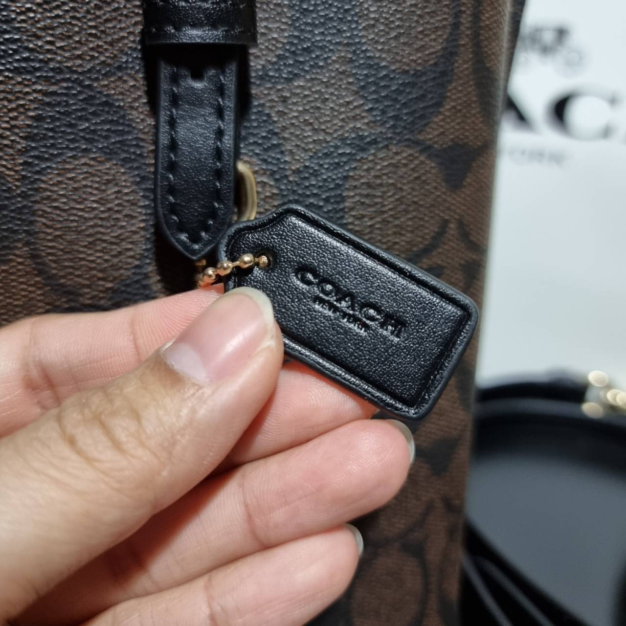COACH C4250 MOLLIE TOTE 25 IN SIGNATURE CANVAS น้องมาแล้วจ้าาา ใหม่ล่าสุด กระเป๋าโท้ทไซส์เล็กที่สาวๆตามหา ดีไซน์คลาสสิคเหมือนเดิม เพิ่มเติมคือสะดวกขึ้นเยอะ!! ย่อส่วนมาจากใบใหญ่เป๊ะๆ น่ารักน่าใช้มากๆ วัสดุหนังแคนวาสเคลือบลาย ภายในโล่งกว้าง มีช่องซิปกลางใส่