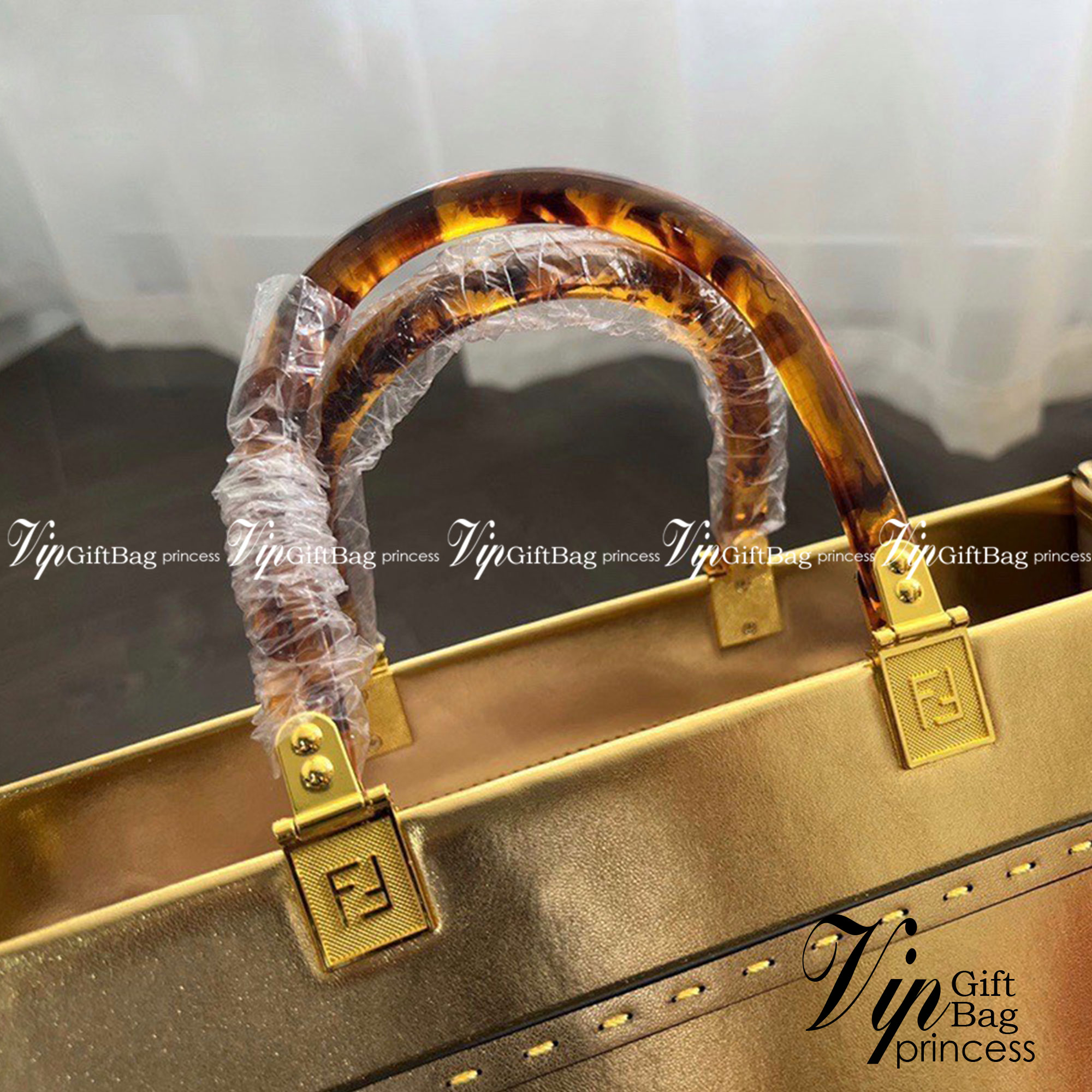 FENDI Sunshine Medium Leather Tote Metallic Gold / FENDI Shopping bag กระเป๋าสะพายทรง shopping สีทองสวยหรู ใบใหญ่ จุใจ!! ดีไซน์คลาสสิควินเทจ สวยหรู ภายในโล่งกว้างมากๆ ใส่ของจุสุดๆ