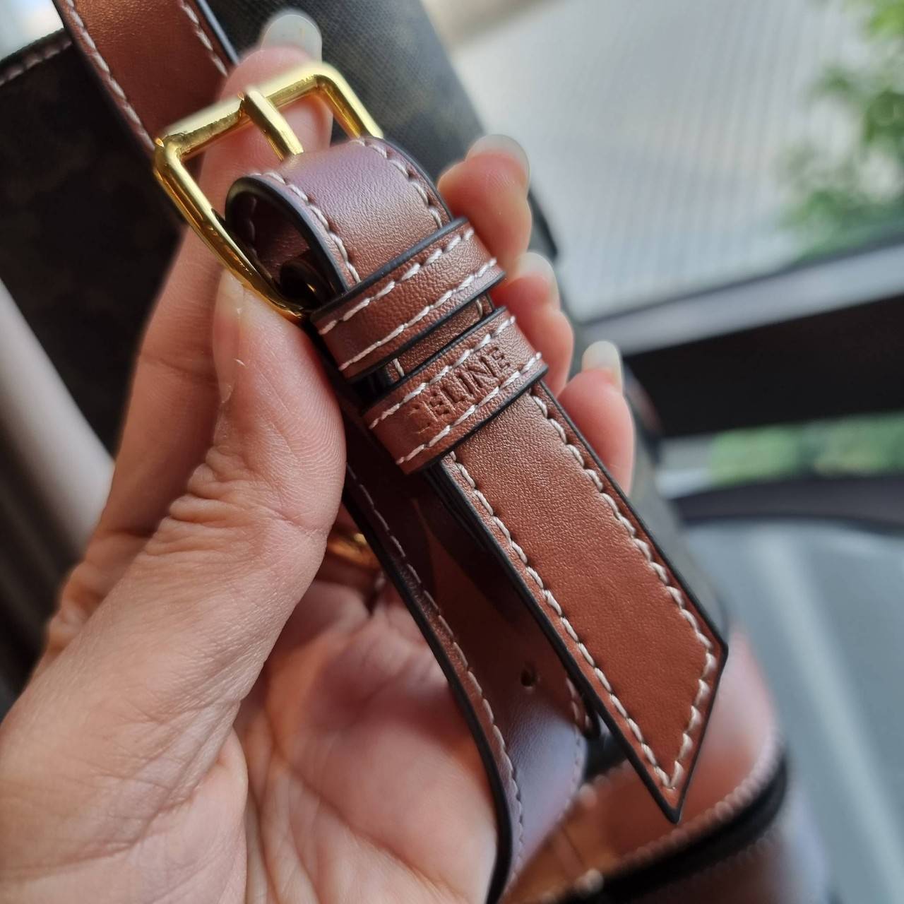 VIP 】CELINE BUCKET BAG CUIR TRIOMPHE คอลเลคชั่นใหม่ ฮิตข้ามปี กับกระเป๋าสะพายทรงถัง ใช้งานง่ายที่สุด สายสะพายในตัว ปรับใช้ได้เลย วัสดุหนังวัว เรียบหรู ผู้ดีไปอีก โดดเด่นด้วยโลโก้เอกลักษณ์ มีกระดุมปิดที่ปากกระเป๋า ภายในโล่งกว้าง ใส่ของแบบจุๆไปเลย เป็นรุ่นท