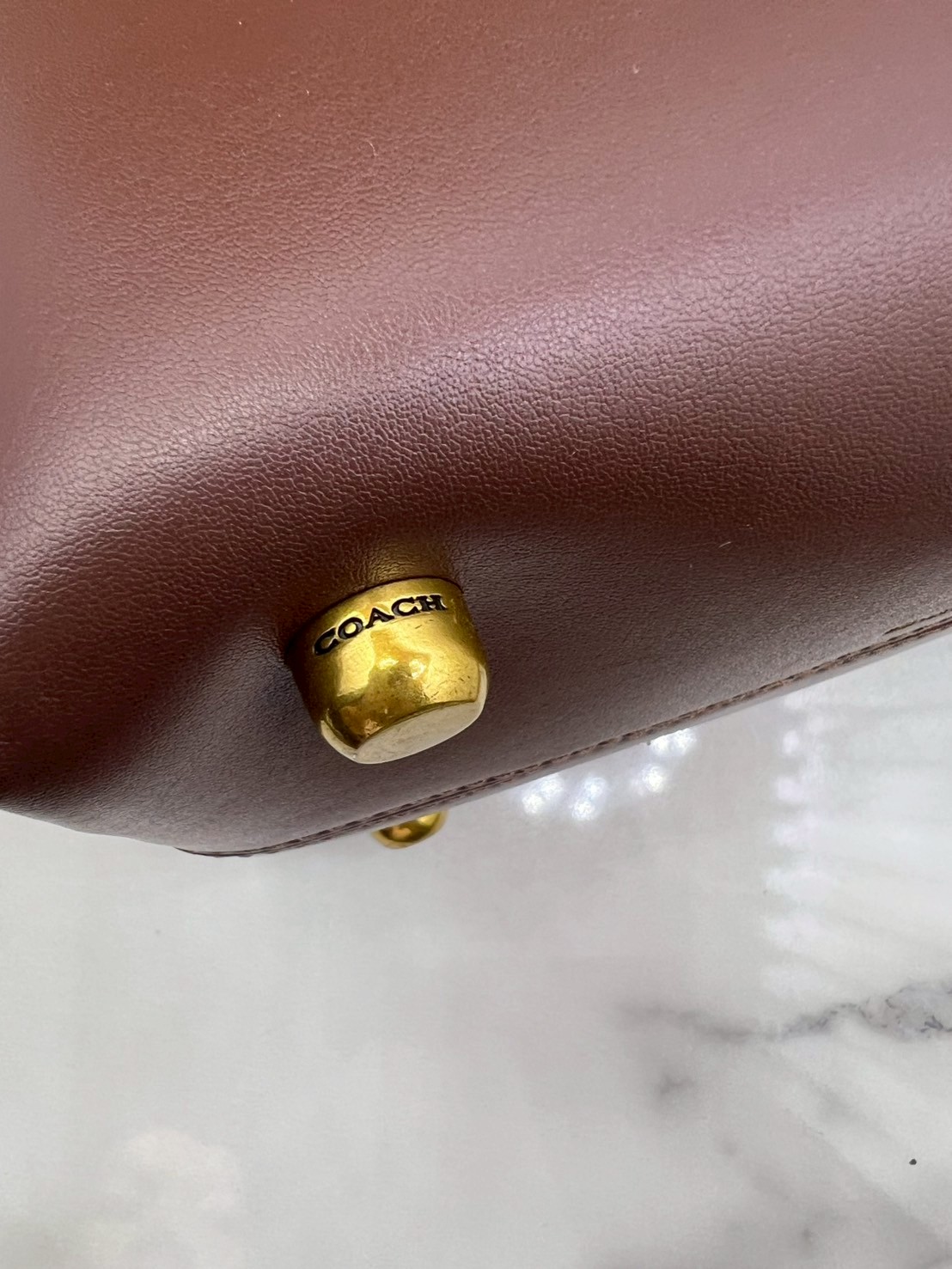 ORI หนังแท้ | Coach Soft Empire Carryall Bag 28 กระเป๋าสะพายทรงโฮโบ รุ่นใหม่ล่าสุด ดีไซน์เรียบง่าย สะพายไปคาเฟ่ ไปเที่ยวถ่ายรูปสวยๆ คือเหมาะสุดๆ หูสะพายยาว พอดีไหล่ ภายในแบ่งสัดส่วนไว้ดี ใบจริงหนังสวยมากๆ