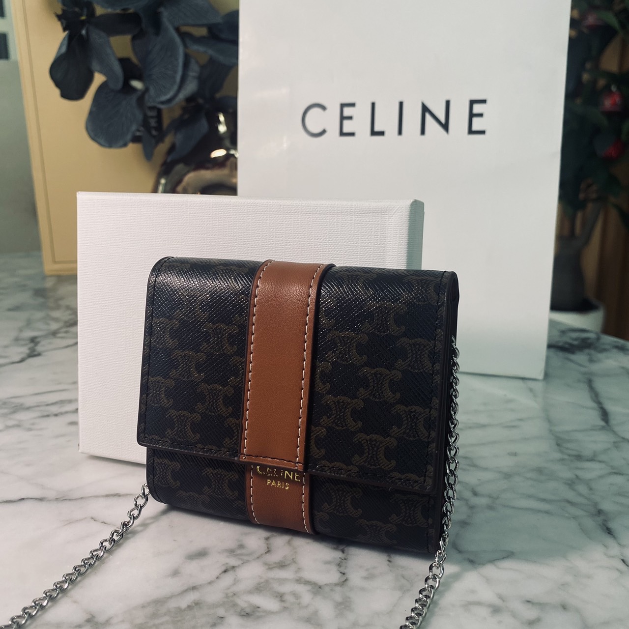 CELINE TRIFOLD WALLET กระเป๋าสตางค์ 3 พับ พร้อมสายสะพายโซ่ crossbody สะพายไหล่ได้ เริ่ดเว่อร์! ไอเท็มสุดฮอต exclusive ดีไซน์สุดคลาสสิค วินเทจ เรียบง่ายแต่หรูหรา