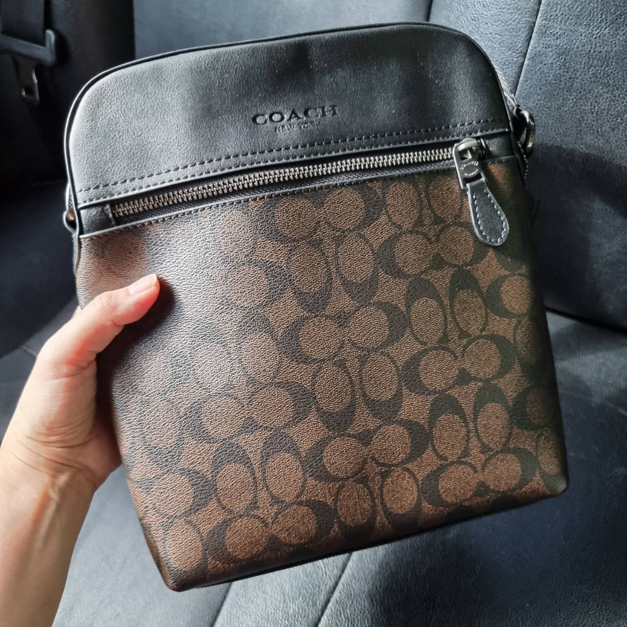 COACH F73336 HOUSTON FLIGHT BAG IN SIGNATURE CANVAS รุ่นนี้หนุ่มๆเค้ารู้กัน!! ขายดีตลอดกาล!! คลาสสิคไม่มีใครเกิน!! กระเป๋าสะพายข้างทรงแมสเซ็นเจอร์ยอดฮิต ทรงสวย ดูดี วัสดุหนังแคนวาสเคลือบลายสลับหนังแท้ เปิด-ปิดด้วยซิป ด้านหน้าและหลังสามารถใส่ของได้ ภายในแบ