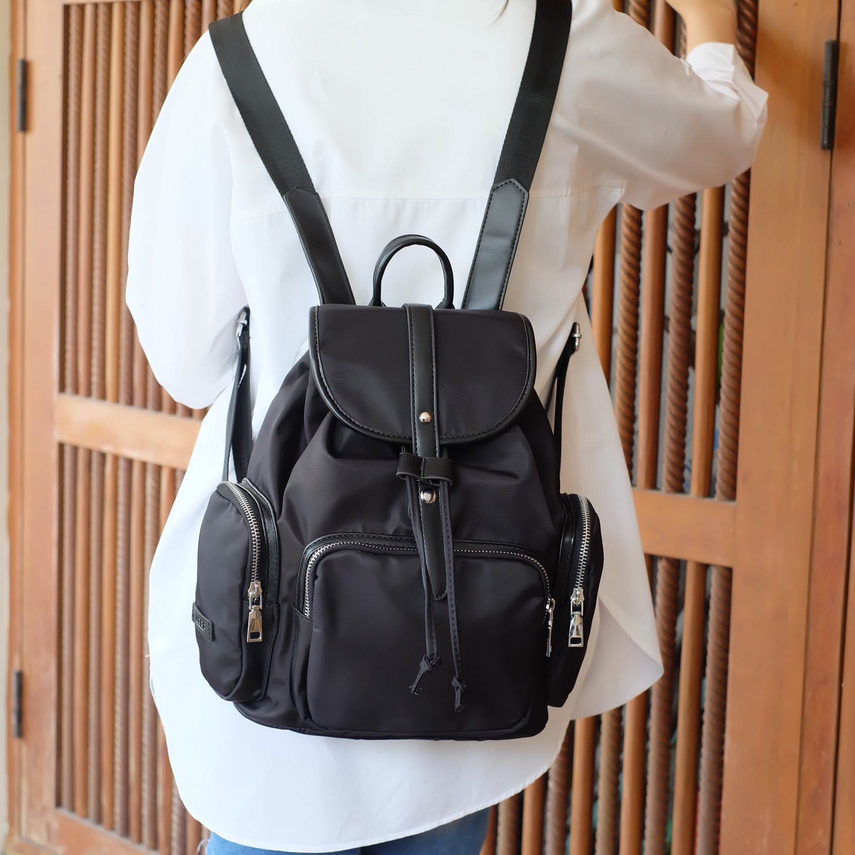 รุ่นใหม่ล่าสุดเลย ห้ามพลาดเลยน๊า !!! สาวๆ ที่กำลังหากระเป๋าเป้ น้ำหนัก ดีไซด์เก๋ๆ เข้ากับชุดได้ง่ายใบนี้เป็นทางเลือกที่ดีเลยค่า 👄 =>> ตัวกระเป๋า เป็นผ้าไนล่อนนาโน เนื้อหนาทนทานกันน้ำได้ แถมหูจับกระเป๋าทำจาก หนังแท้เนื้อดี ลายหนังชัด ทำให้มีค