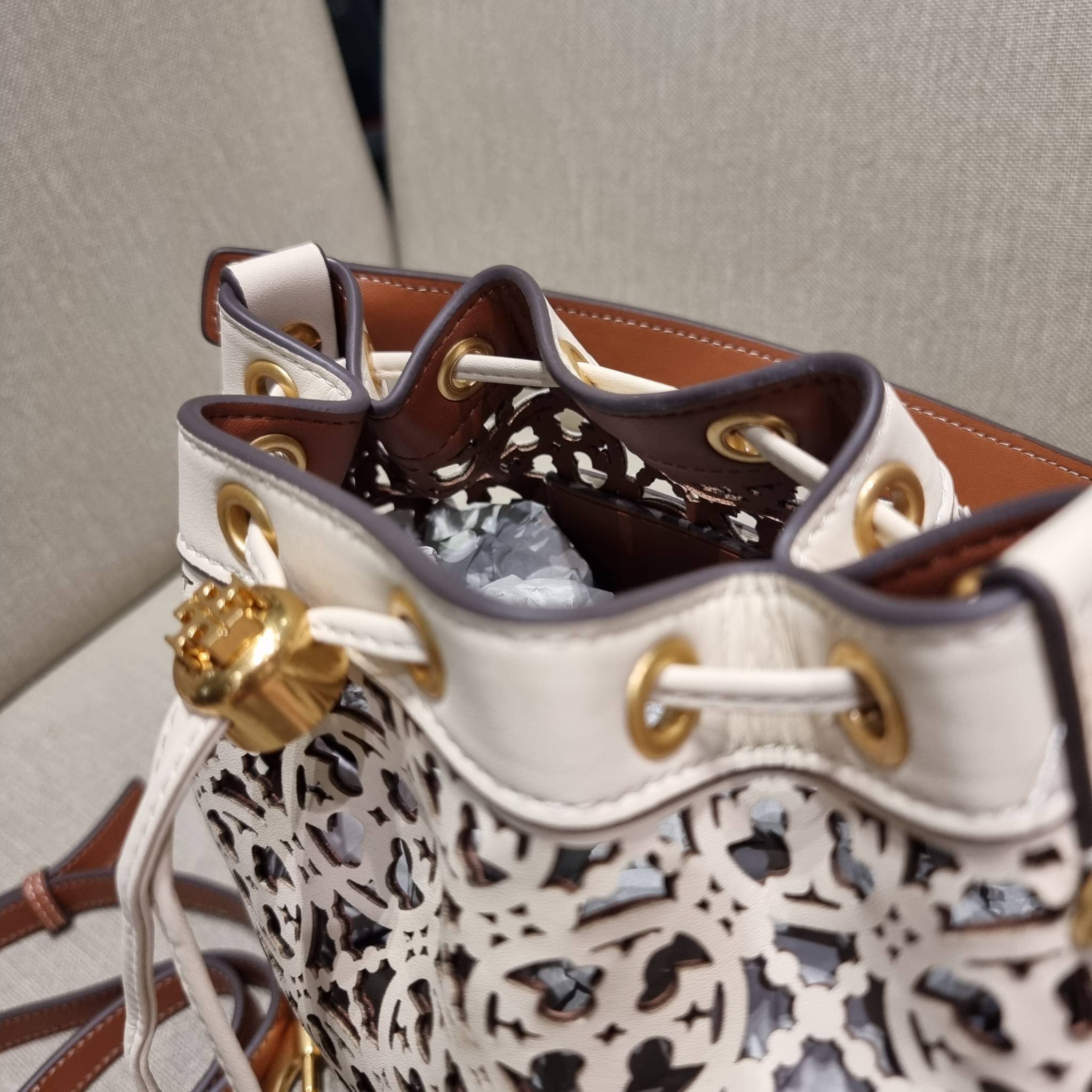 TORY BURCH T MONOGRAM LASER-CUT BUCKET BAG ใจบางที่สุดกับคอลเลคชั่นนี้ กับกระเป๋าสะพายทรงบัคเก็ต รุ่นชูโรงสุดฮิต ที่เพิ่มดีเทลความแพงด้วยการฉลุลวดลายโมโนแกรมรอบใบ ถักทอเป็นเส้นลายสานที่สวยงามมาก งานฝีมือจริงๆ วัสดุหนัง cowhide รูดเปิด-ปิดด้วยเส้นหนัง มาพร