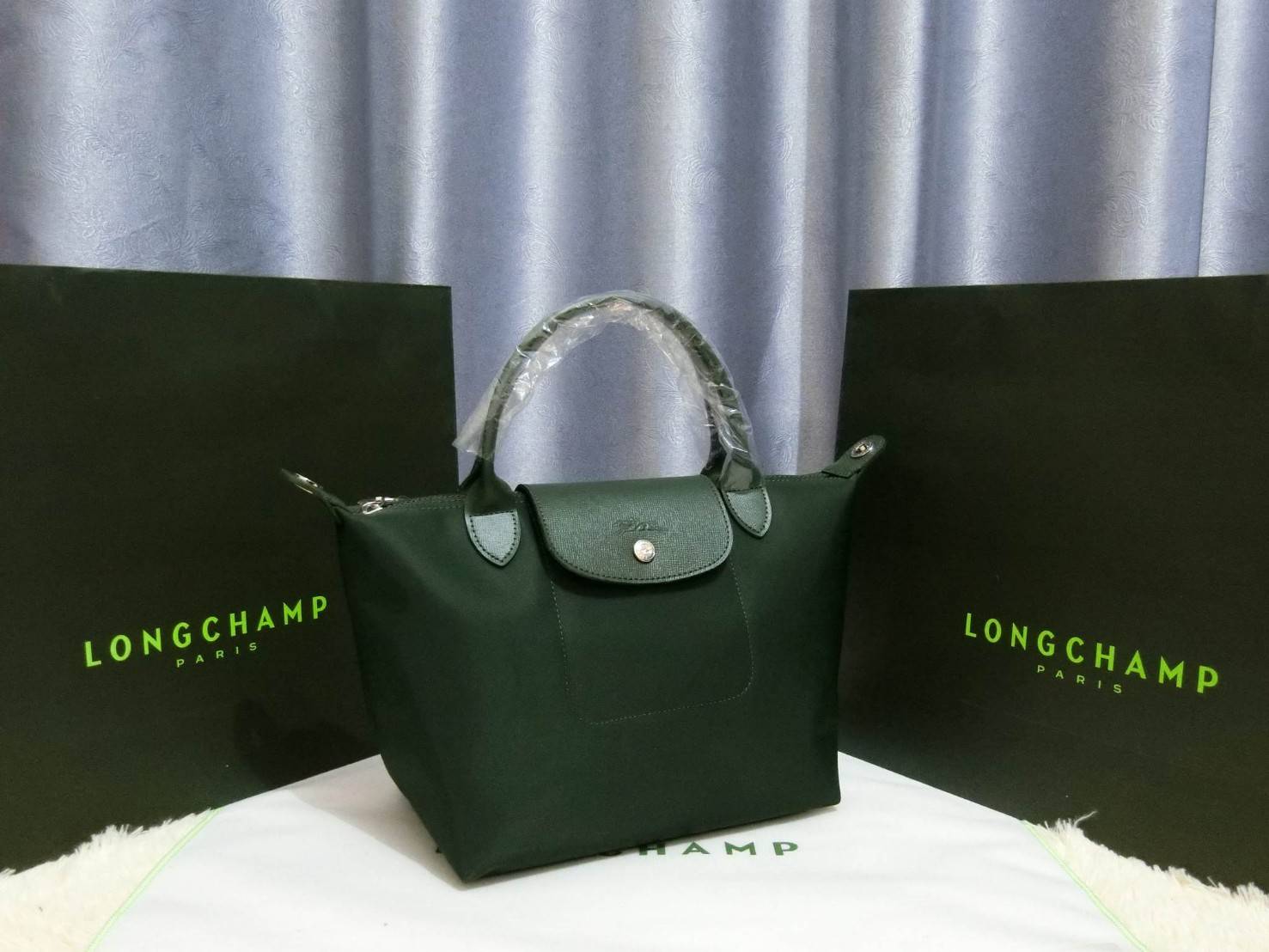 Longchamp Size S สินค้าใหม่ ของแท้!! เป็นล็อตผลิตเกินออเดอร์จากโรงงาน มาพร้อมการ์ด/ถุงผ้าแบรนด์/ถุงกระดาษแบรนด์ Size S: 25 x H. 23 x 16 cm. Color: Moss Green 794