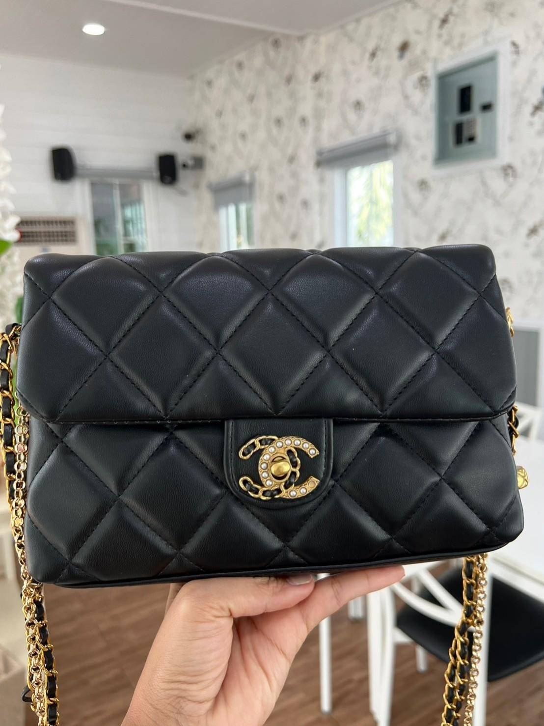 CHANEL flap bag with chain and pearl logo / CHANEL BAG VIP วัสดุหนังแกะสังเคราะห์นุ่ม ลื่น มันเงา อะไหล่ทองหรูหรา