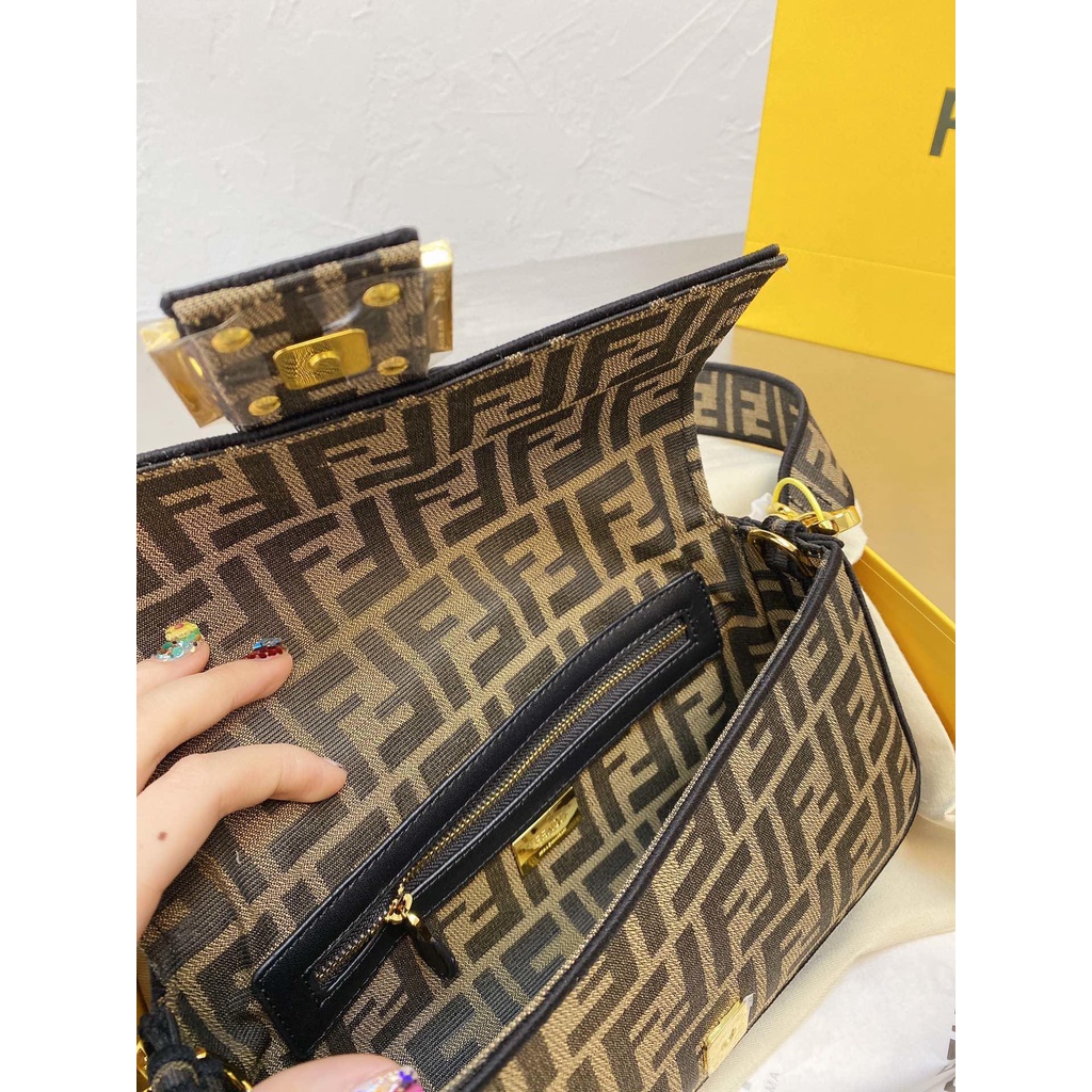 VIP 】FENDI VINTAGE BAGUETTE SHOULDER BAG 2size กระเป๋าสะพายทอลายโมโนแกรม อะไหล่ทองหรูหรา มี 2 ขนาด ทนทาน มาพร้อมสาย 2 แบบ สำหรับคล้องแขน และสายครอสบอดี้ เปิด-ปิดด้วยกระดุมแม่เหล็ก ภายในเป็นช่องโล่ง ใส่โทรศัพท์ พร้อมเสิร์ฟความสวยให้ถึงบ้านจ้า วัสดุผ้าทอลาย