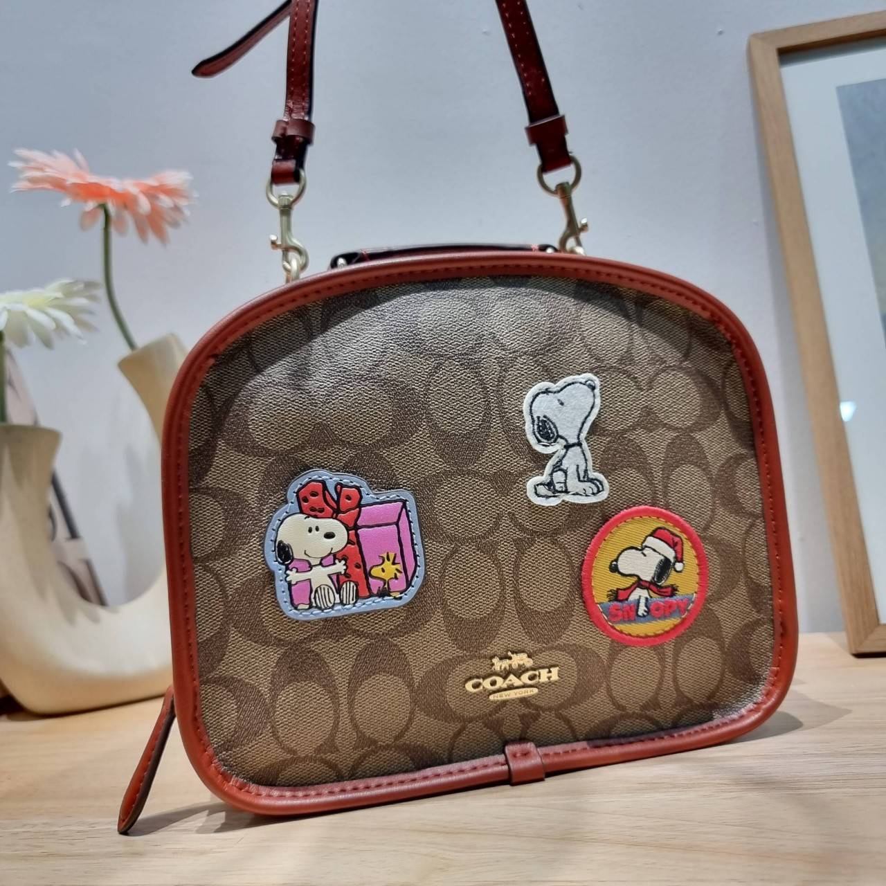CE847 COACH x PEANUTS LUNCH PAIL IN SIGNATURE CANVAS WITH PATCHES คอลเลคชั่นใหม่ น่ารักน่าใช้ กับกระเป๋าสะพายสวยอยู่ทรง ดีไซน์ตกแต่งแพทช์ลวดลายการ์ตูนยอดฮิต