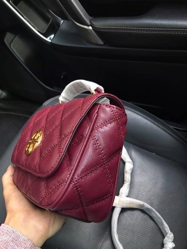 Tory Burch Willa Mini Top Handle Bag พร้อมส่งที่ไทย ใบจริงคือสวยสุดดไปเลยค่าา! กระเป๋าสะพายข้างหรือหิ้วก็เก๋ไปอีกเลยค่ะ! หนังแท้อย่างดี ลายนวมนิ่มมือดีมากค่ะ ด้านหน้ามีอะไหล่โลโก้แบรนด์ เปิดปิดกระเป๋าแบบกระดุมแม่เหล็ก ภายในสามารถใส่กระเป๋าเงินใบกลางได้;มื