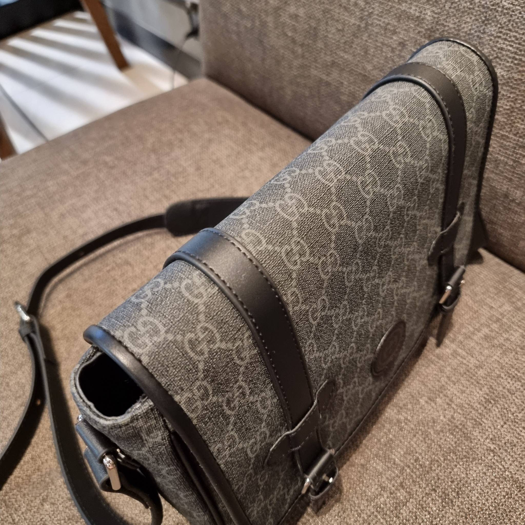 Gucci GG Supreme messenger bag GC MESSENGER VINTAGE BAG กระเป๋าสะพายข้างทรงแมสเซนเจอร์ ย้อนยุค ลุคผู้ดีแบบลูกคุณ ดีไซน์ unisex ใช้ได้ทั้งชายและหญิง พรีเมี่ยมกิ๊ฟวีไอพี วัสดุหนังแคนวาส ใช้งานง่ายด้วยฝาเปิดกระดุมแม่เหล็ก ด้านหลังมีช่องเก็บของจุกจิกได้ ภายใน