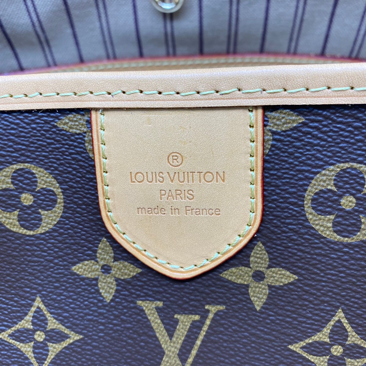 LV Monogram Delight Canvas มี 2 ขนาด กระเป๋าสะพายข้างทรงสูงใบใหญ่หนังแกะสังเคราะห์ หูหิ้วปั้มโลโก้ ด้านในมี1ช่องซิป 1ช่องใส่ของจุกจิ๊ก อะไหล่ทองหรูหรา มีสายยาว ถอดสายได้ ปรับระดับได้ จุของได้เยอะ หรูหรา สวยงาม เหมาะกับทุกโอกาศ ต้องมีติดตู้ห้ามพลาดเลยค่า