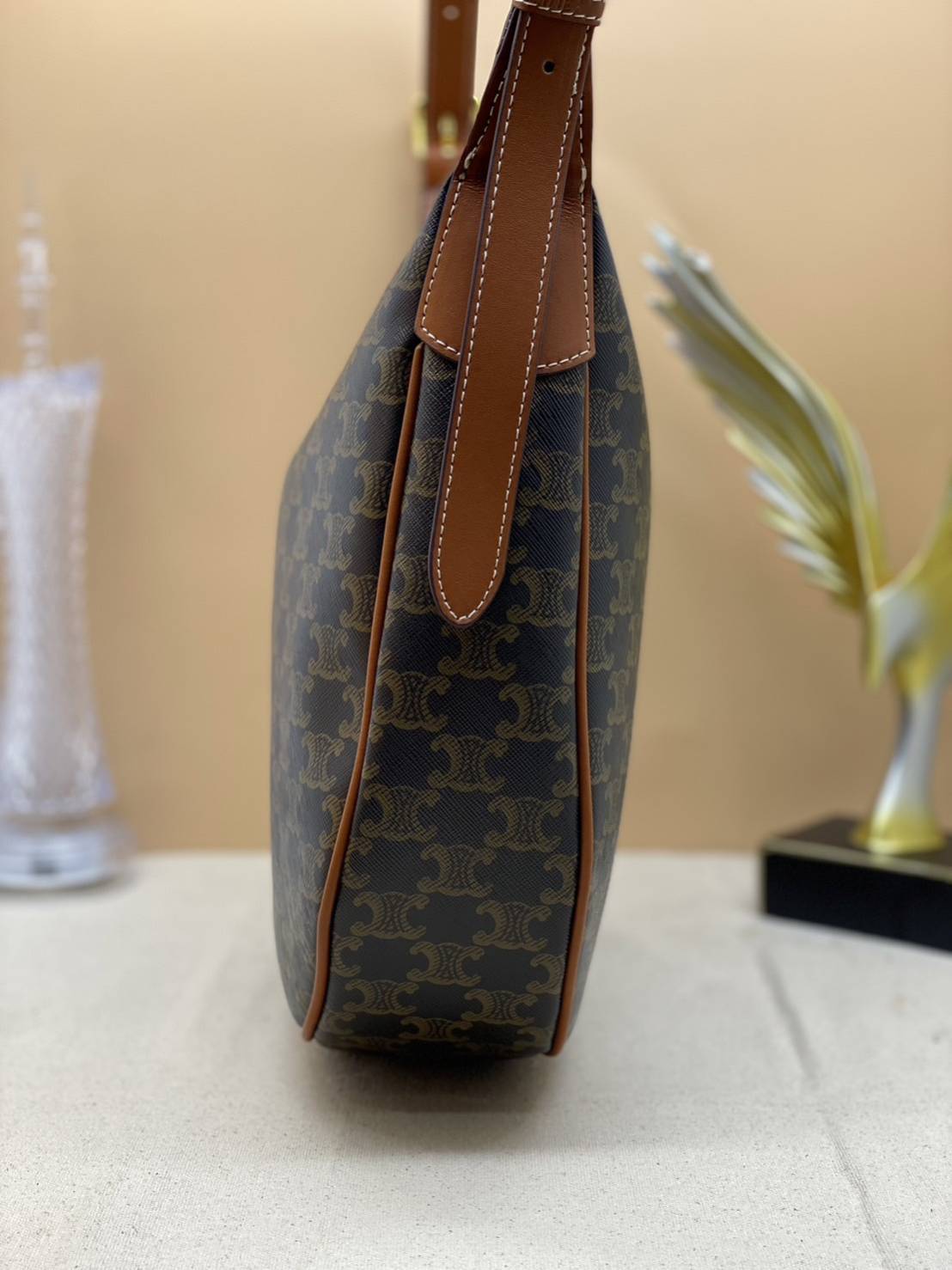 CELINE HOBO / CELINE HELOISE BAG IN SUPPLE CALFSKIN ไปตามตาลิซกัน ^^ เดอะเบสท์เซลเลอร์ต้องยกให้ กับกระเป๋าสะพาย ฟังก์ชั่นสุดเลิศ จุของได้เยอะ ดีไซน์รูปทรงใช้งานง่าย