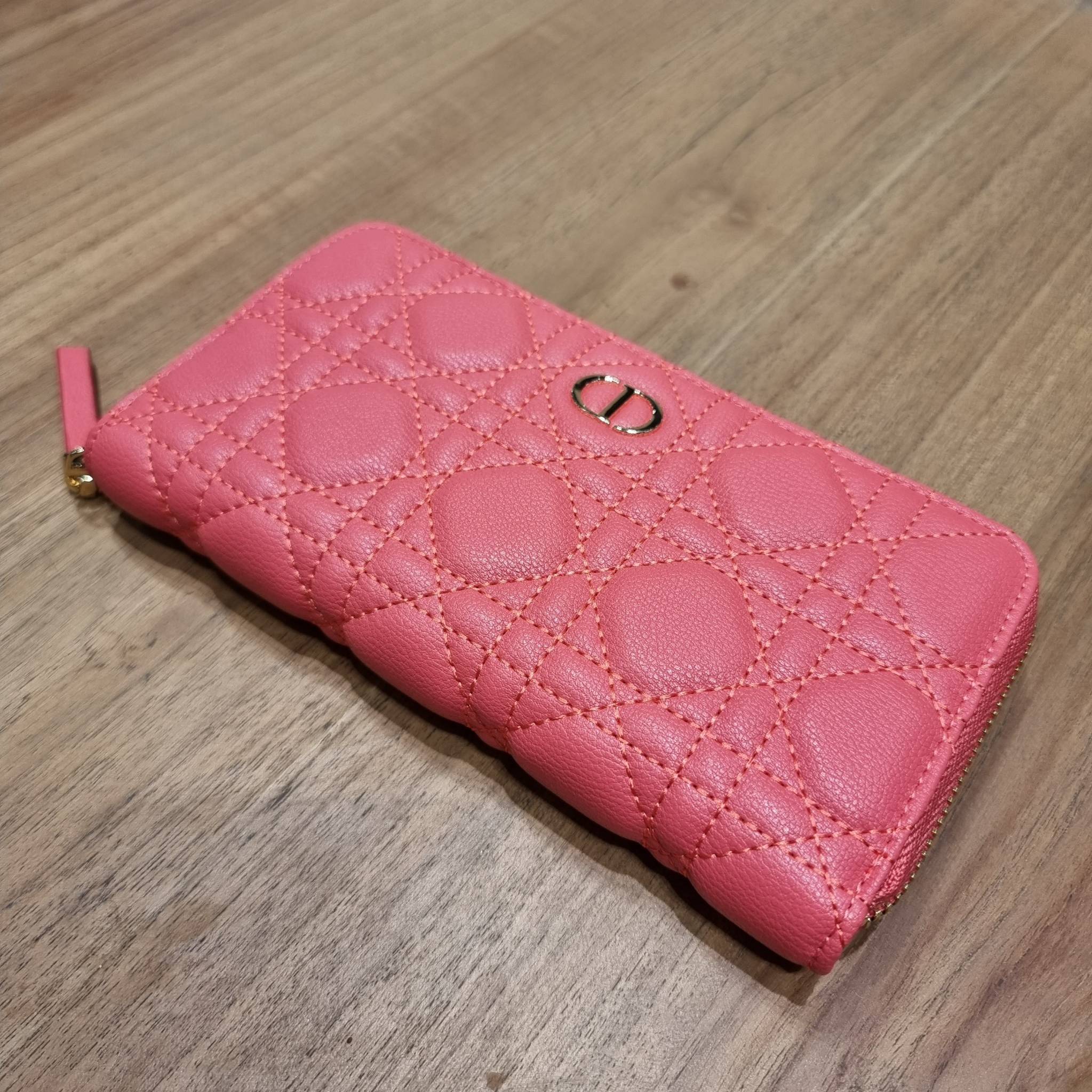 VIP 】CD LONG WALLET WITH GWP ใหม่ล่าสุด กระเป๋าสตางค์ใบยาว พิเศษจาก duty free ใบจริงสวยคม ใช้แล้วรับทรัพย์ ขับผิว วัสดุหนังแท้เต็มใบ สัมผัสดีงาม เปิด-ปิดด้วยซิปรอบ ภายในใส่บัตรได้เยอะ ใส่ธนบัตรได้เต็มที่ มีช่องซิปใส่เหรียญได้ พร้อมส่งความสวยถึงบ้านแบบครบเ