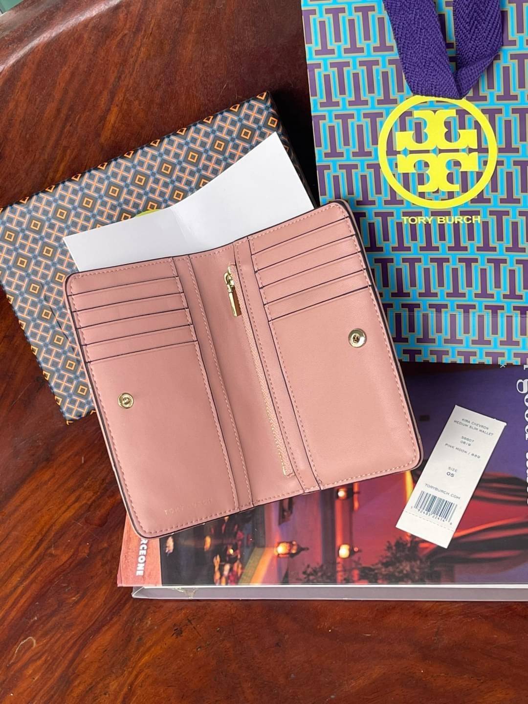 ของแท้ 💯% 】Tory burch kira chevron medium slim wallet กระเป๋าสตางค์หนังแกะขนาดmedium size การตัดเย็บหนังแกะแสนนุ่มแบบลายบุสองชั้น สัมผัสนุ่มควบคู่กับดีไซน์อันเป็นเอกลักษณ์ ดูแพงด้วยโลโก้ด้านหน้าสีทองสวยหรู