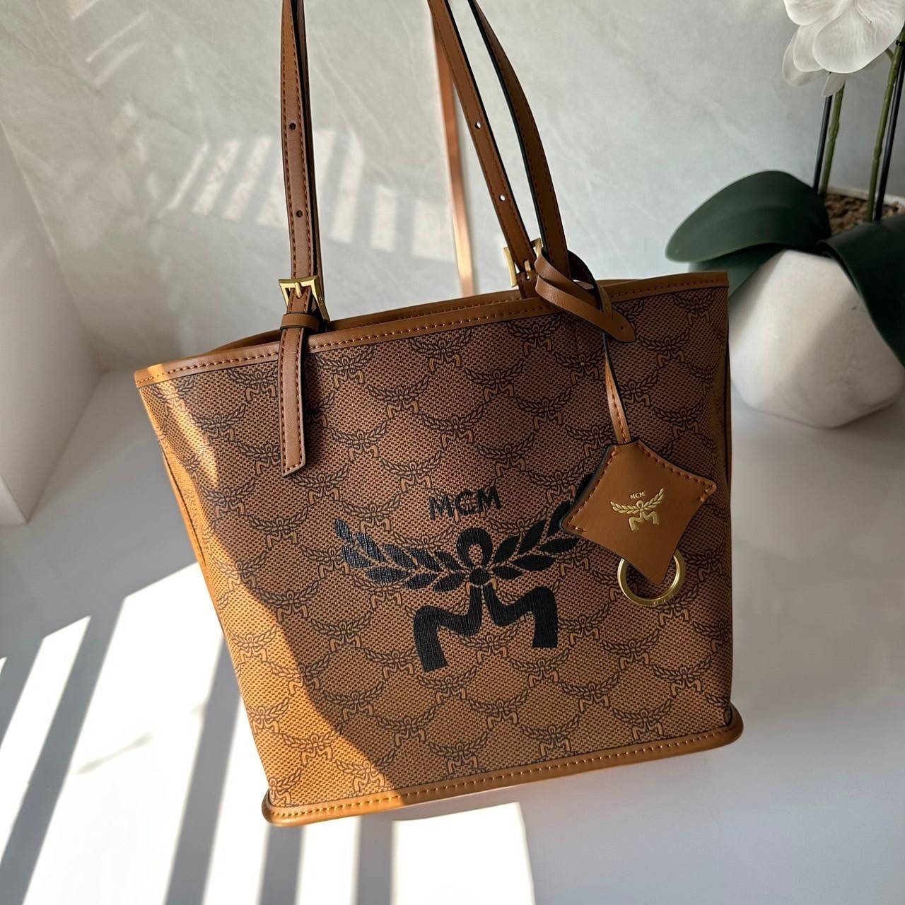 M.C.M MINI HIMMEL SHOPPER IN LAURETOS กระเป๋าทรงช้อปปิ้ง เรียบหรู เกรดออริ สลับแท้ 1:1 ใช้งานต่างประเทศได้