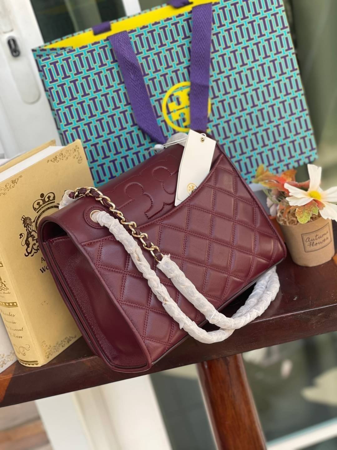 Tory Burch Savannah Convertible Shoulder Bag สาว ๆ ลุคสาวๆไม่ควรพลาด Collection นี้เลยนะคะ เป็นรุ่นที่ตอบโจทย์และครองใจสาว ๆ ได้อย่างแท้จริง เนื่องจากมีดีไซน์เรียบหรู โดยทางแบรนด์ได้ใช้เทคนิคการเย็บบนหนังเป็นลายเส้น (Chevron) ทำให้กระเป๋าดูมีราคามากยิ่งขึ