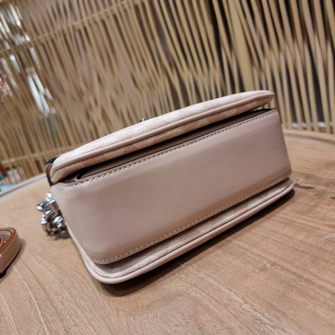 COACH 89089 CASSIE CROSSBODY 19 IN SIGNATURE CANVAS คัมแบ็คแล้วจ้า!! เรียบหรู ดูดี ต้องไอเท็มนี้เลย!! กระเป๋าสะพายข้าง สุดพิเศษ!! มีสายมาให้ถึง 3 แบบ!! สลับใช้แมทช์ตามสไตล์ได้เลย วัสดุหนังแคนวาสสลับหนังแท้ บอกเลยว่าสวยทุกสีนะคอลนี้ เปิด-ปิดด้วยตัวบิดล็อค 