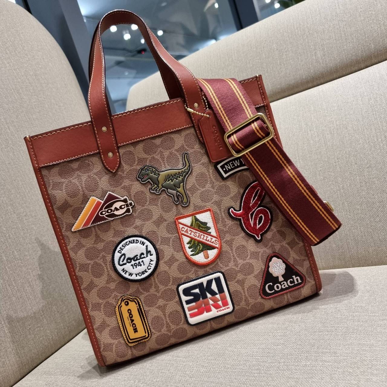 COACH C6846 FIELD TOTE IN SIGNATURE CANVAS WITH PATCHES คอลเลคชั่นใหม่สุดปัง!! สกีเรทโทร ดีไซน์วินเทจ ต้อนรับฮอลิเดย์นี้กันแบบที่สุด กระเป๋าทรงโท้ท ไซส์ใหญ่จุคุ้ม ฟังก์ชั่นการใช้งานสะดวกที่สุด มีทั้งสายคล้องแขนในตัว และสายครอสบอดี้ โดดเด่นด้วยแพทช์ลวดลายค