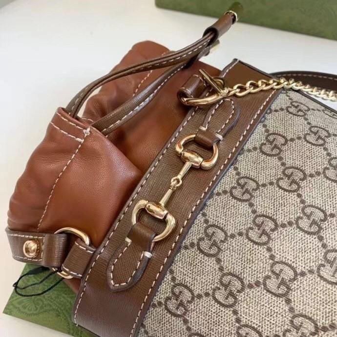 VIP 】Gucci Horsebit Gift Bag กระเป๋าสะพายข้าง Premiumgift วัสดุหนังแท้ เปิด-ปิด ด้วยกระดุมแม่เหล็ก ด้านในโล่ง ใส่ตังค์ ใส่โทรศัพท์ Iphone+ ได้ สายยาวปรับระดับได้ Crossbody ได้ น้ำหนักเบา มาพร้อมกล่องแบรนด์ สวยหรูดูแพง จะซื้อใช้เองหรือเป็นของขวัญก็เหมาะ ได