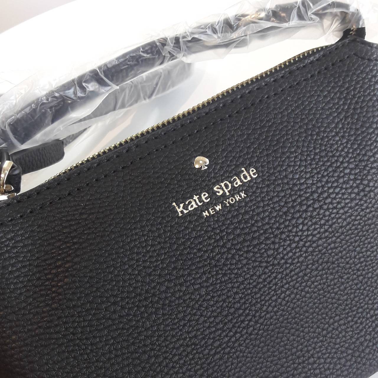 KATE SPADE NEW YORK กระเป๋าสะพายขนาดเล็ก หนังนิ๊มนิ่ม เปิดปิดด้วยซิป มีที่จับหนังเก็ๆ ด้านในมีช่องซิป+ช่องใส่ของจุกจิก ใส่กปต.สั้น + มือถือได้ทุกรุ่น น้ำหนักเบา สายพะพายปรับได้แบบเข็มขัด สะพายชิวๆ Minimal look น่ารักมากๆค่ะ