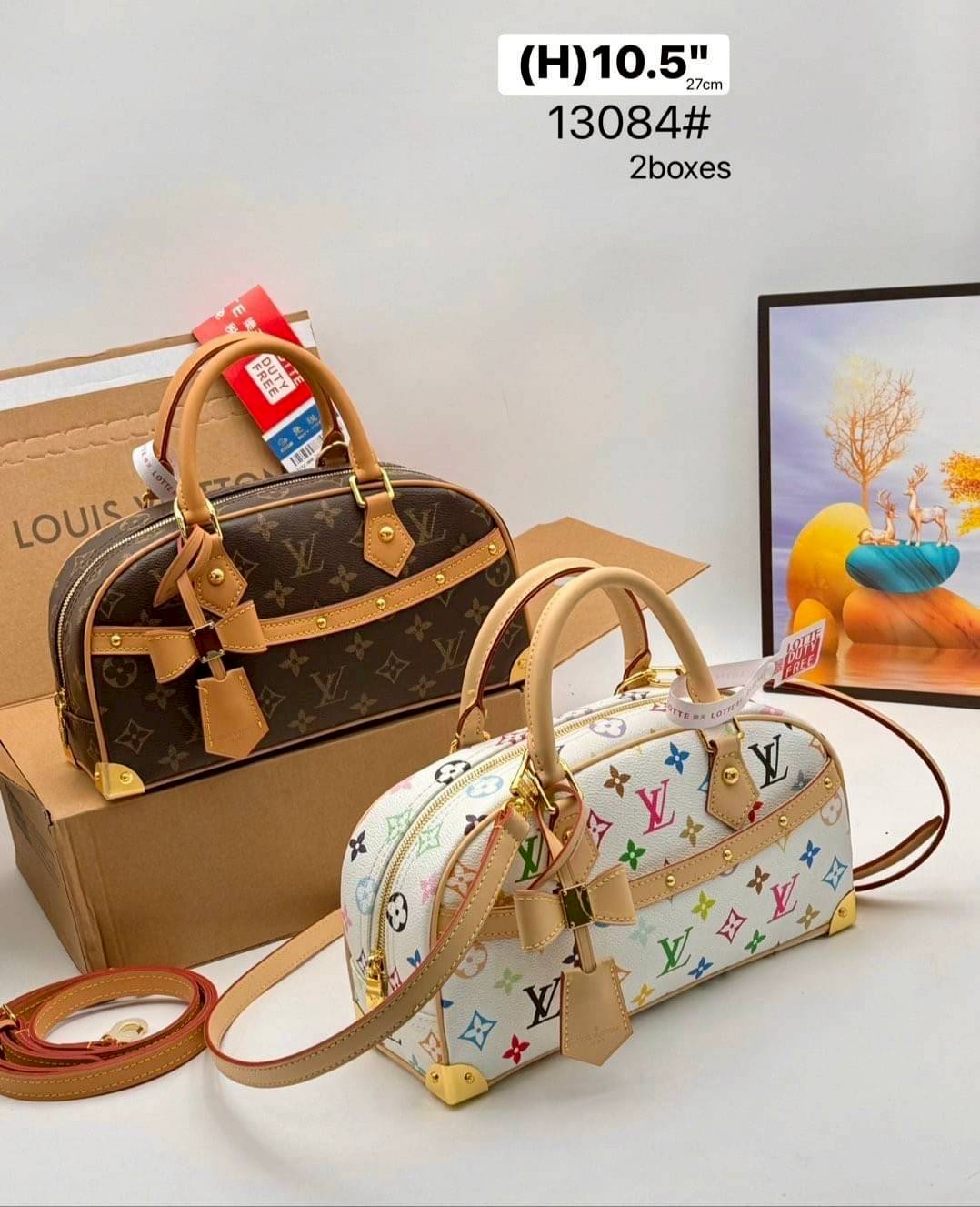 LV x TM Handbag East West Murakami กระเป๋าทรงโท้ทรุ่นท็อปฮิต กับดีไซน์ใหม่ต้อนรับฤดูร้อน โดดเด่นด้วยการตกแต่งลายพิมพ์ โทนสีสดใสสะดุดตา มาพร้อมพวงหนังห้อยรูปโบว์และแท็กปั้มแบรนด์ จับในตัวพร้อมสายสะพายข้าง รูปทรงสวยตลอดกาล