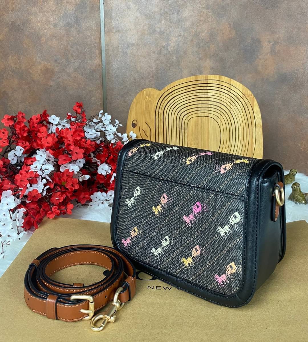 OUTLET 】COACH SADDLE BAG WITH HORSE AND CARRIAGE DOT PRINT (COACH C4059) กระเป๋าสะพายข้าง ลายม้าและรถลาก item ใหม่ที่สาวๆต้องมีนาทีนี้ห้ามพลาด รูปทรงโค้งมน วัสดุ พีวีซี ผ้าใบเคลือบพิมพ์ลายเป็นหนังเรียบ ทนทานและกันคราบสกปรกทั้งสี่ด้านเป็นหนังคุ้มสุดๆ ภายใน