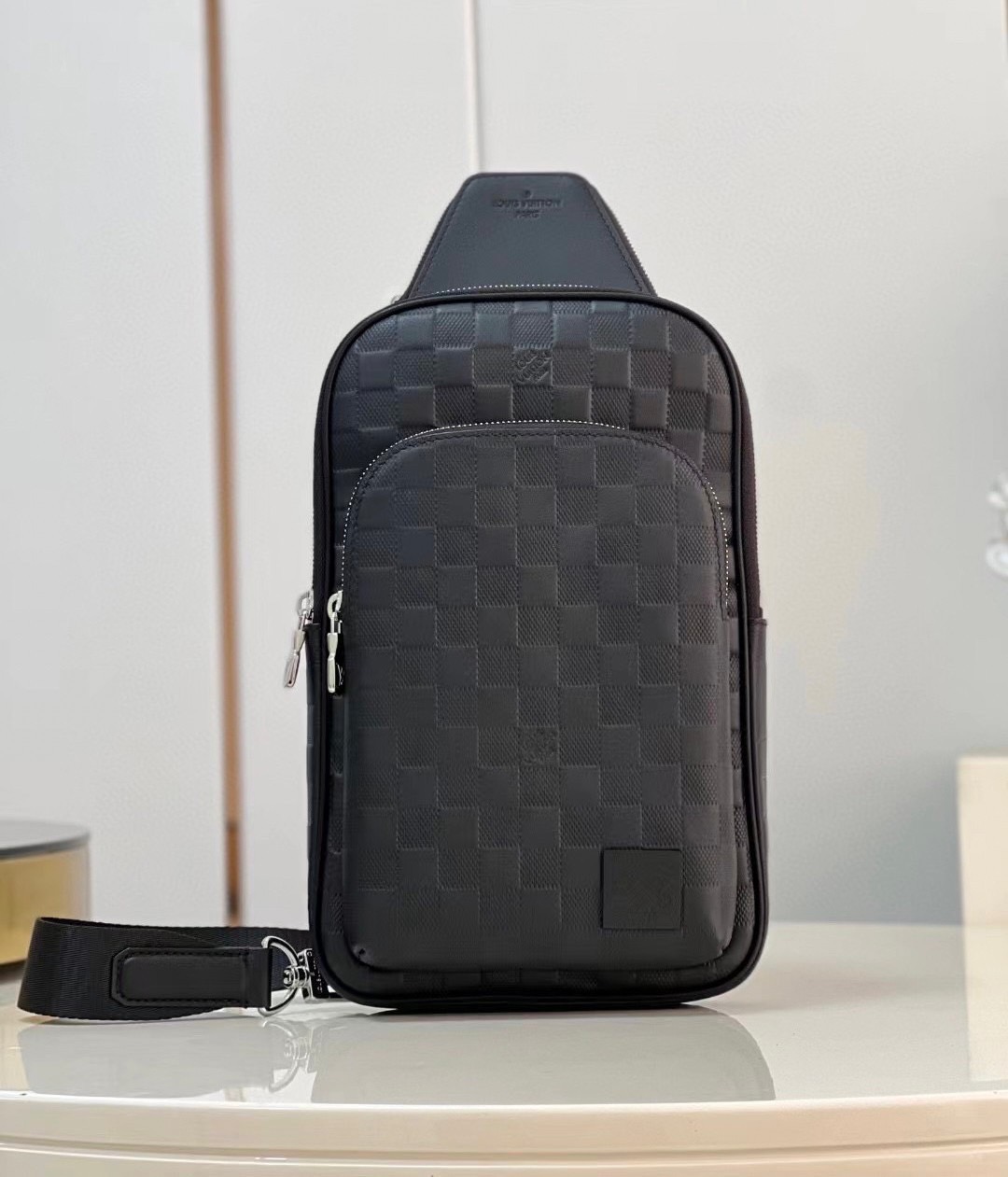 LV Avenue Slingbag NM Damier Infini / Taiga Leather กระเป๋าสะพาย/คาดอก Sling bag หนังแท้สวยลายตารางหมากรุกสุดคลาสสิก สง่างามตลอดกาล มีไว้ไม่มีเอาท์ ท่านชายควรมีมากค่ะ เกรดท็อป ออริ เทียบแท้ 1:1 เกรดดีสุด