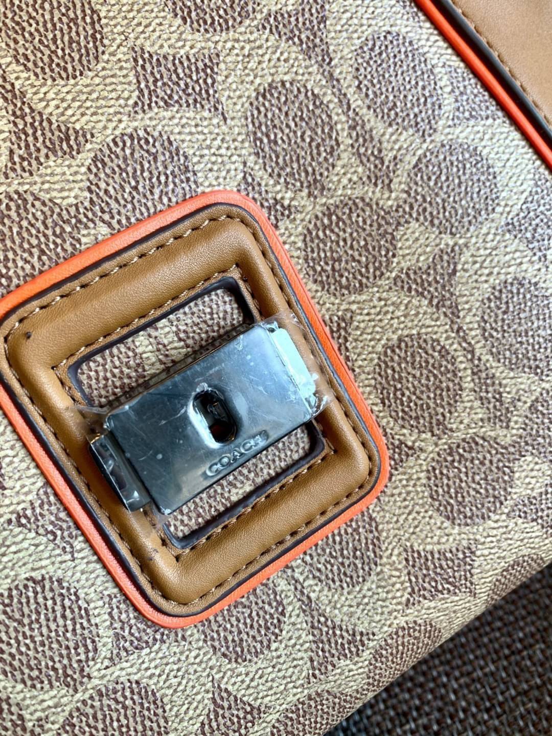 COACH COURIER CARRYALL 23 IN COLORBLOCK SIGNATURE CANVAS พร้อมส่ง 7 แบบ พร้อมส่ง ลุคดูไฮสุดๆค่ะ! กระเป๋าสะพายหนังหรูหราและคลาสสิค หนังแท้ชั้นดีที่สุด น้ำหนักเบา หนังสวยมากก สัมผัสแล้วหลงรักแน่นอนจ้าา😘