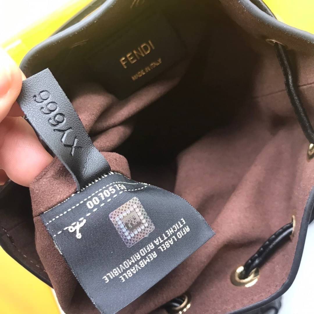 Ori Fendi MonTresor mini Bucket Bag 12cm กระเป๋าถือหรือสะพายข้าง วัสดุหนังแท้ทรงขนมจีบ ลายแบรนด์ อะไหล่ทองหรูหรา จุของได้เยอะ ตั้งอยู่ทรง ด้านในโล่ง มี2สาย สายสั้น+ยาว ถอดสายได้ Crossbody ได้ สายยาวปรับระดับได้ คุ้มสุดๆ ใบนี้ไม่ควรพลาดค่ะ ดาราเซเลปใช้กันเ
