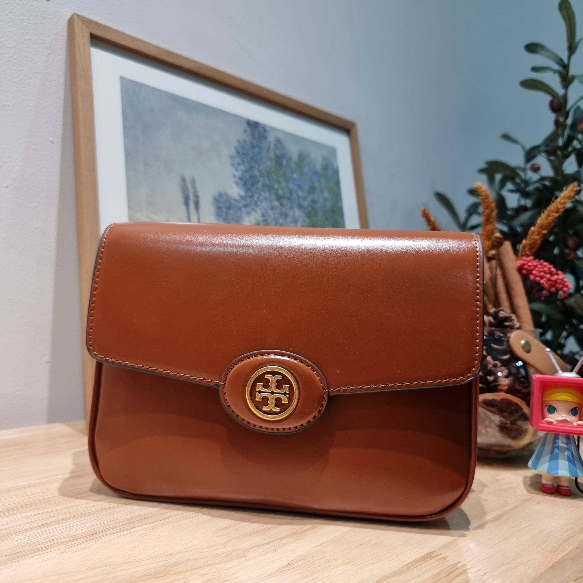 TORY BURCH ROBINSON SPAZZOLATO CONVERTIBLE SHOULDER BAG คอลเลคชั่นใหม่ สวยก่อนใคร ในราคาสุดคุ้ม! กับกระเป๋าสะพายไหล่ ดีไซน์สุดหรู หนังแก้วเงาสวยคม สีผู้ดี รูปทรงใช้งานได้ทุกลุค