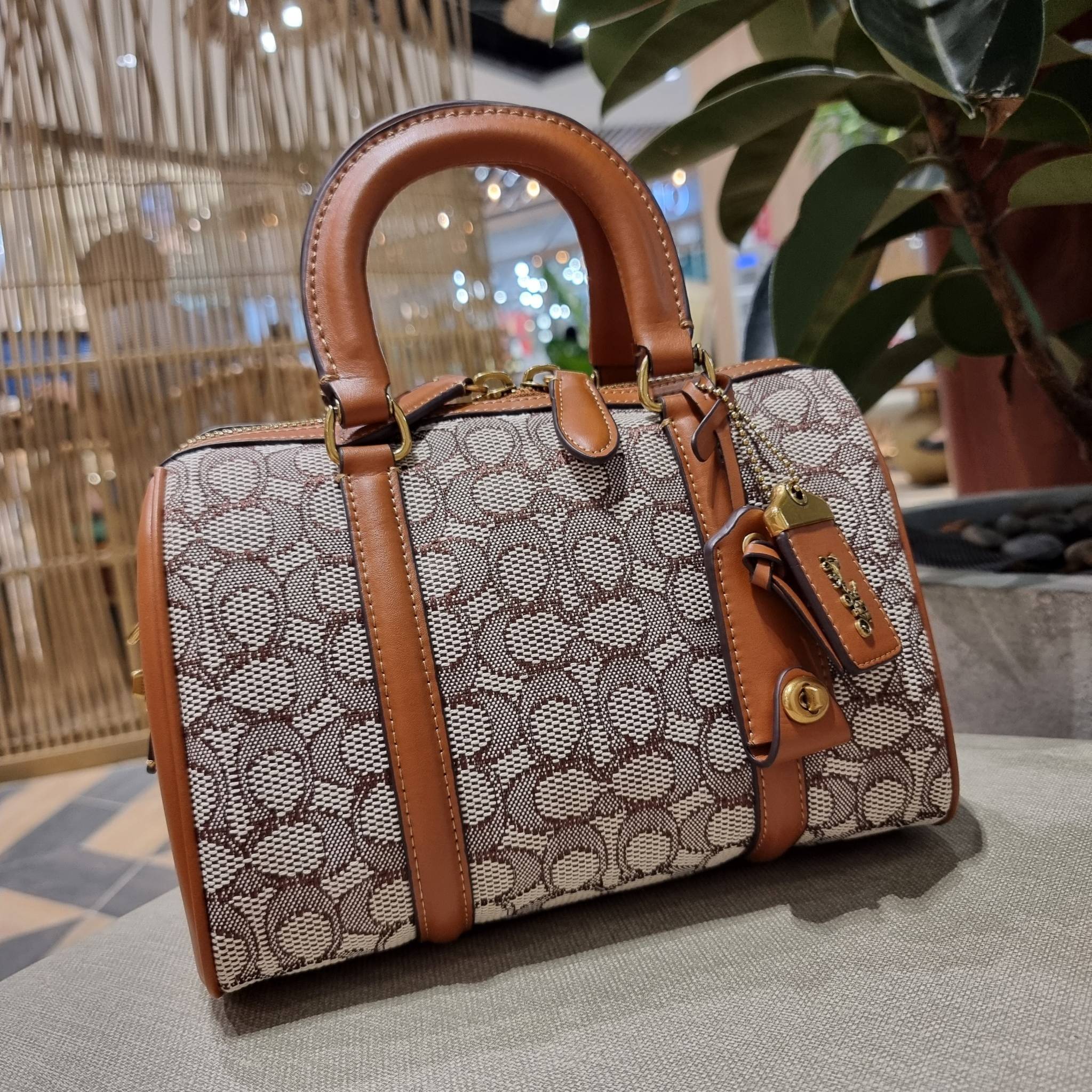 COACH C8529 RUBY SATCHEL 25 IN SIGNATURE TEXTILE JACQUARD ใหม่ก่อนใคร ไม่ต้องรอพรี! กับกระเป๋าทรงหมอนดีไซน์ใหม่ ใบใหญ่ แต่น้ำหนักเบา ด้วยวัสดุผ้า jacquard ถักทอลายซีเอกลักษณ์ ตัดสลับหนังแท้ เพิ่มดีเทลความหรู มาพร้อมหูจับในตัว และสายสะพายครอสสีเข้ากับตัวกร
