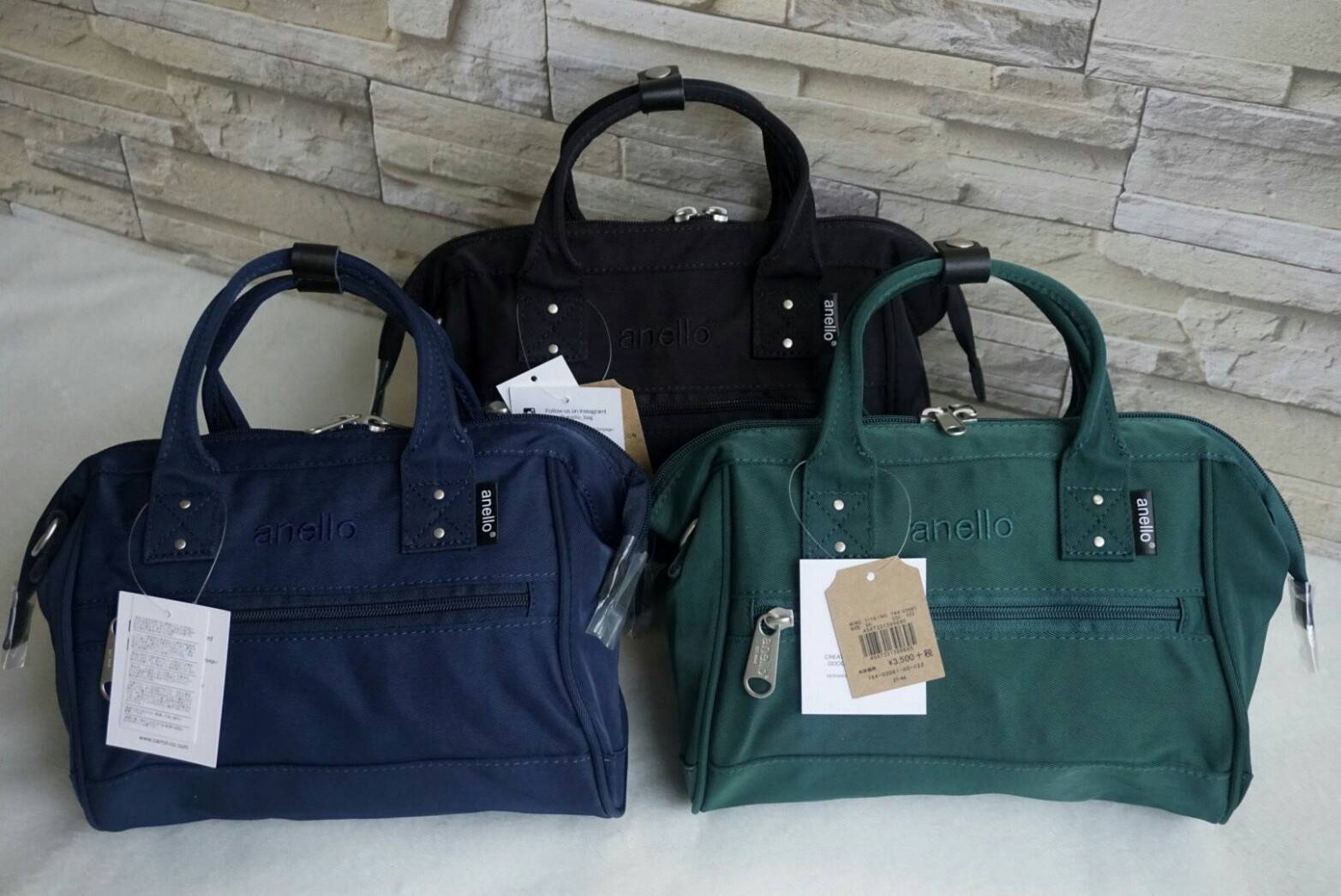 ANELLO Polyester Twill Mini Shoulder Bag AT-H1371 แบรนด์ฮิตติดลมบนในขณะนี้ กับคอลเลคชั่นใหม่เป็นรุ่นทรง Shoulder bag กระเป๋าสะพายในนี้ทำจากผ้า Polyester twill ที่มีความคงทนและมีสีสดใส กระเป๋าที่ดูจะใบเล็กๆใบนี้ สามารถบรรจุขวดน้ำ 500ml และกระเป๋าตังค์แบบยา