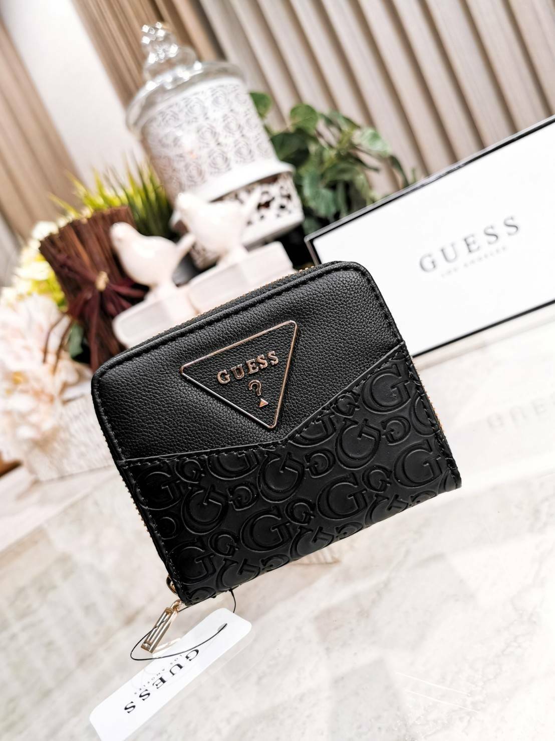 NEW ARRIVAL! GUESS FACTORY WOMEN'S SHORT WALLET กระเป๋าสตางค์สั้นรุ่นใหม่ล่าสุดไอเท็มแนะนำวัสดุหนังปั้มโลโก้รอบใบสวยอยู่ทรงด้านหน้าประดับโลโก้แบรนด์ ภายในมีทั้งช่องใส่ธนบัตร ช่องใส่เหรียญ ช่องใส่บัตรหลายช่อง ใส่เเบงก์พันได้ค่ะ ภาพถ่ายจากสินค้าจริงมาพ