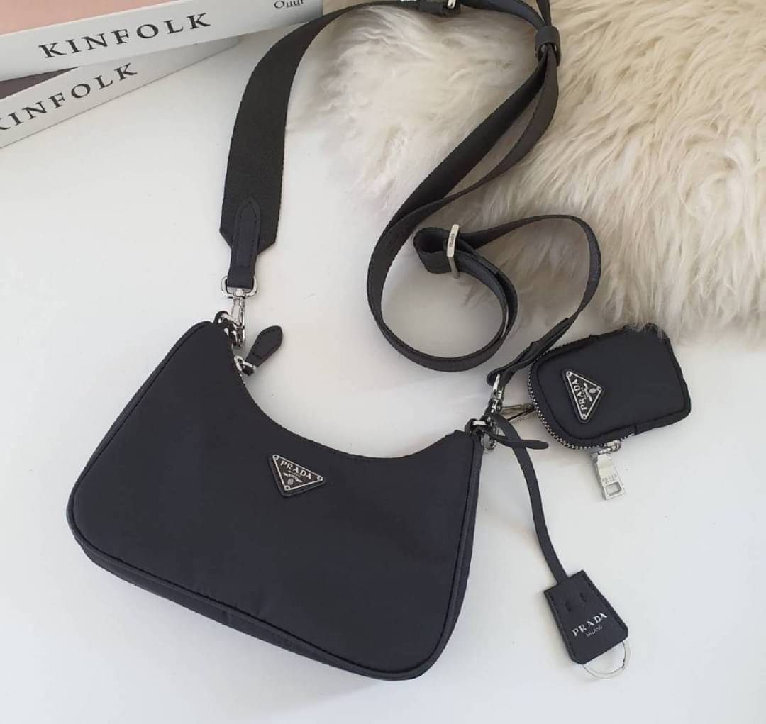 BEST SELLER!! **กำลังมาแรงมากค่ะ กับแบรนด์ PRADA ใบเดียวคุ้มมากค่ะ อุปกรณ์ ครบชุด **ซื้อ1ได้ถึง3ไอเท็ม ทั้งสายยาว และกระเป๋าใส่เหรียญ และป้ายแท็คหนัง อย่างดี **อะไหล่ปั้มแบรนด์แท้ทุกจุด วัสดุทำจากผ้า Nylon อย่างดี กันน้ำได้ อยู่ทรงสวย สามารถใส่กระเป๋าตังค