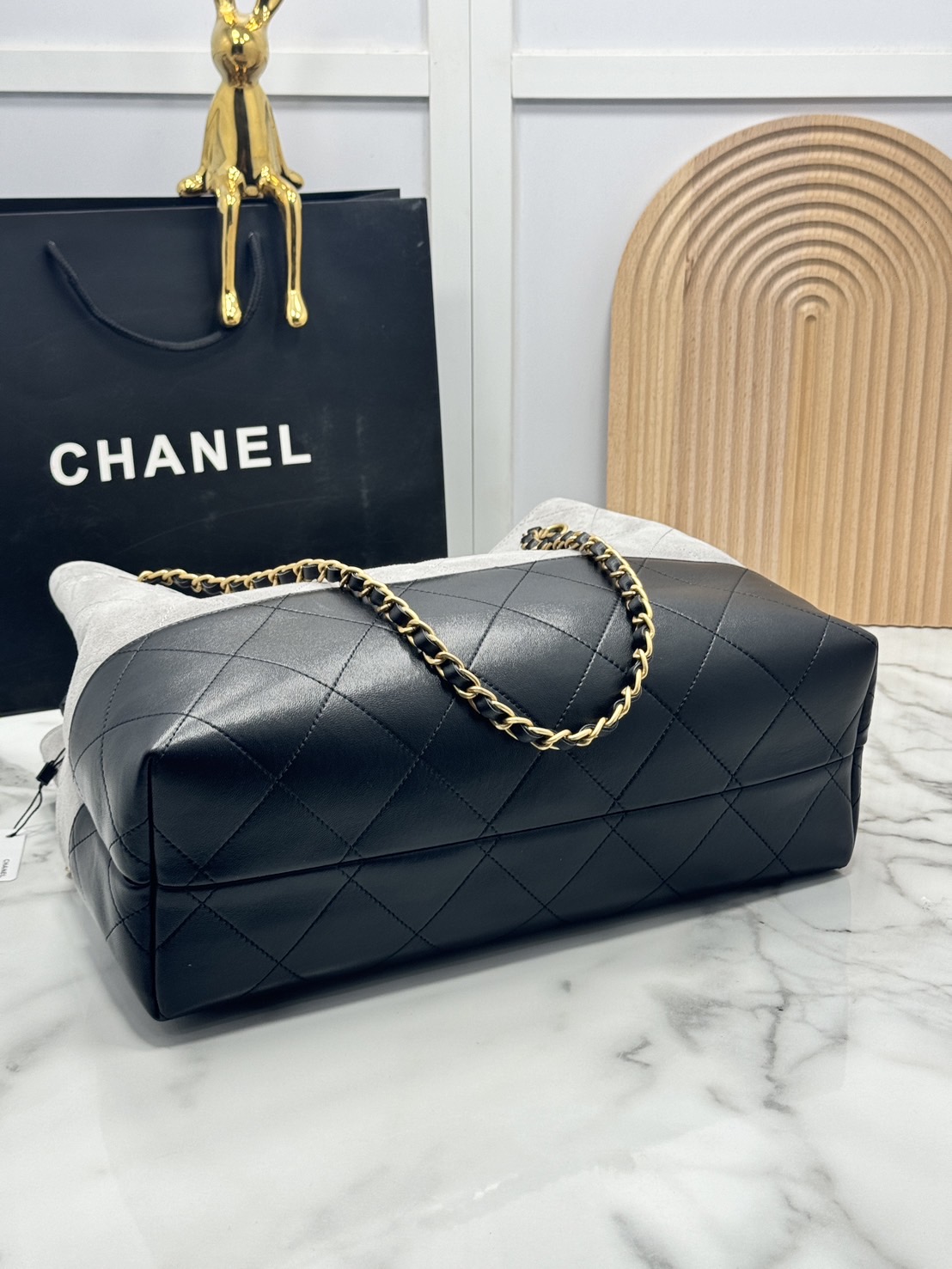 ORI หนังแท้ | CHANEL Shopping Bag 25A Suede Bag กระเป๋าช้อปปิ้งทรงโท้ทหนังกลับสีทูโทน ในคอล Métiers Dart 2024/25 ดีไซน์ใหม่หนังกำมะหยี่โทนเทา ใช้งานง่าย สวยหรูดูแพง