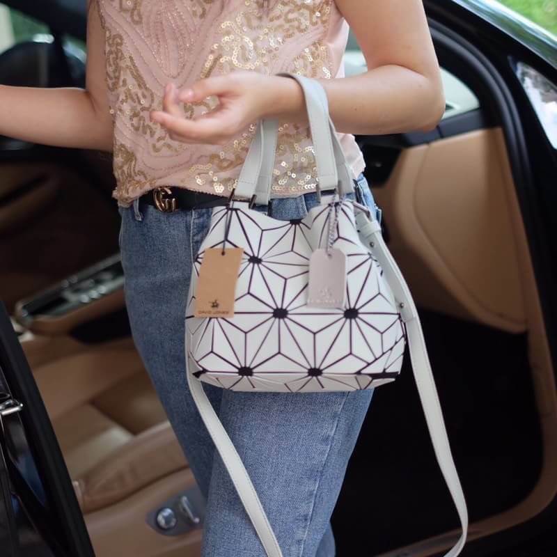 รุ่นขายดี ' Matte Color ' ✨✨ สีด้าน มีให้เลือกถึง 4 สี 🍭🍭แถมยังลาย Limited edition หายาก 👍ปรับทรงได้ 2 แบบ น่ารักมาก จากแบรนด์ David Jones กระเป๋าสะพายข้างดีไซน์เกร๋มาก สีสวยหรูมาก ขนาดกะลังดีเลย น้ำหนังเบาม